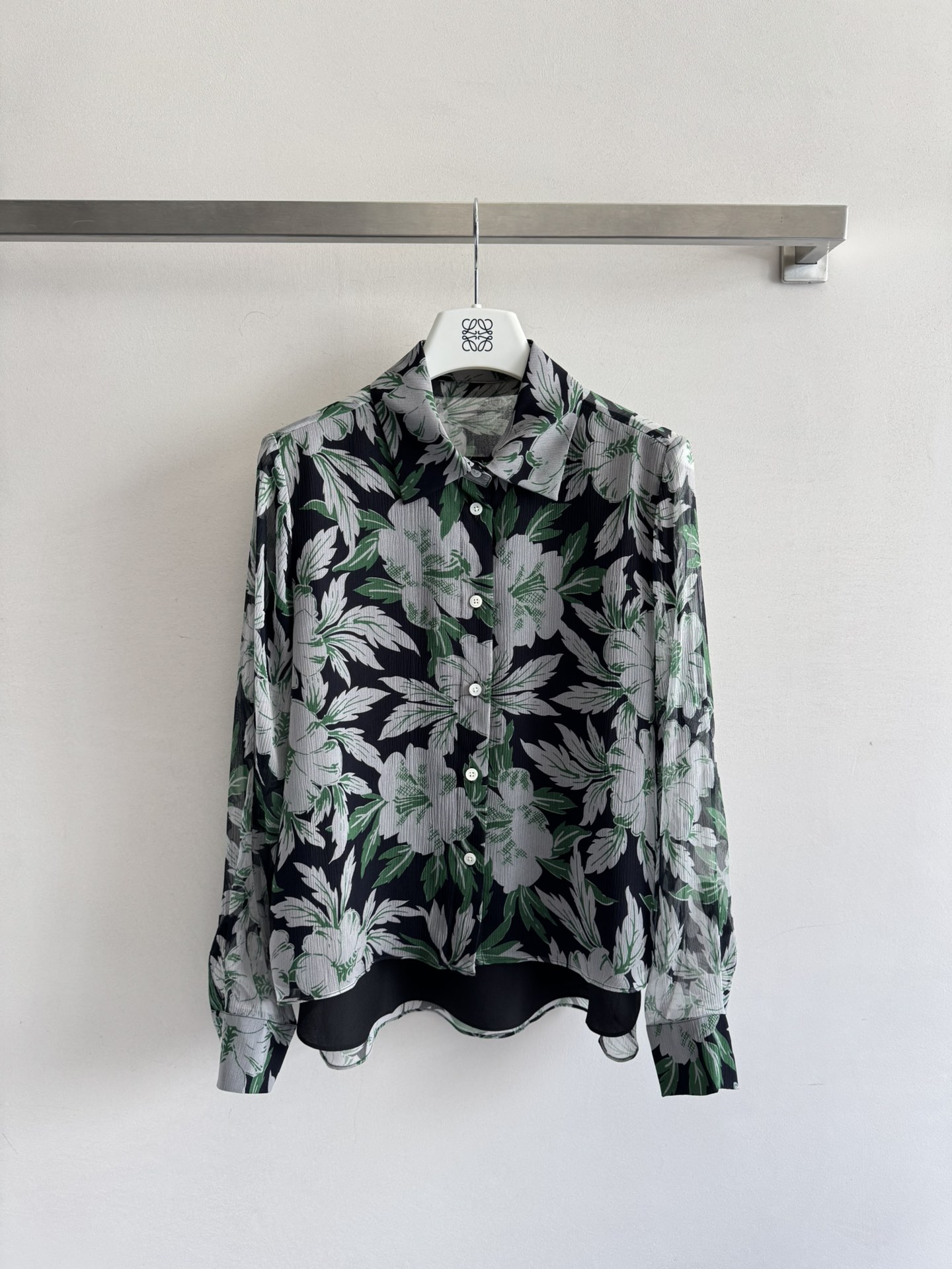 NO:421504,The texture of the new LOEW*25 floral shirt is first-class and loose. The short front and long back cut not only modify the body shape, but also adds a bit of layering and flowing. The choice of patterns is also unique. Every flower seems to tell a romantic story and wear it. Whether it is paired with jeans or skirts, you can easily control various styles. It can be sweet or salty, and it can be fairy or cool, allowing you to stand out in the crowd with a romantic atmosphere full of high-end SML, loewe, skirts, jeans, alexander wang19860909LOEW*25新款花衬衣衬衣的质感一级棒宽松版型 前短后长的剪裁,不仅修饰了身形,还增添了几分层次感和流动感.花色的选择也是独具匠心,每一朵花都仿佛在诉说着浪漫的故事穿上它,无论是搭配牛仔裤还是半身裙,都能轻松驾驭各种风格.可甜可盐,可仙可飒,让你在人群中脱颖而出高级感爆棚的浪漫氛围SML,,loewe,skirts,jeans,alexander wang,Women's clothing