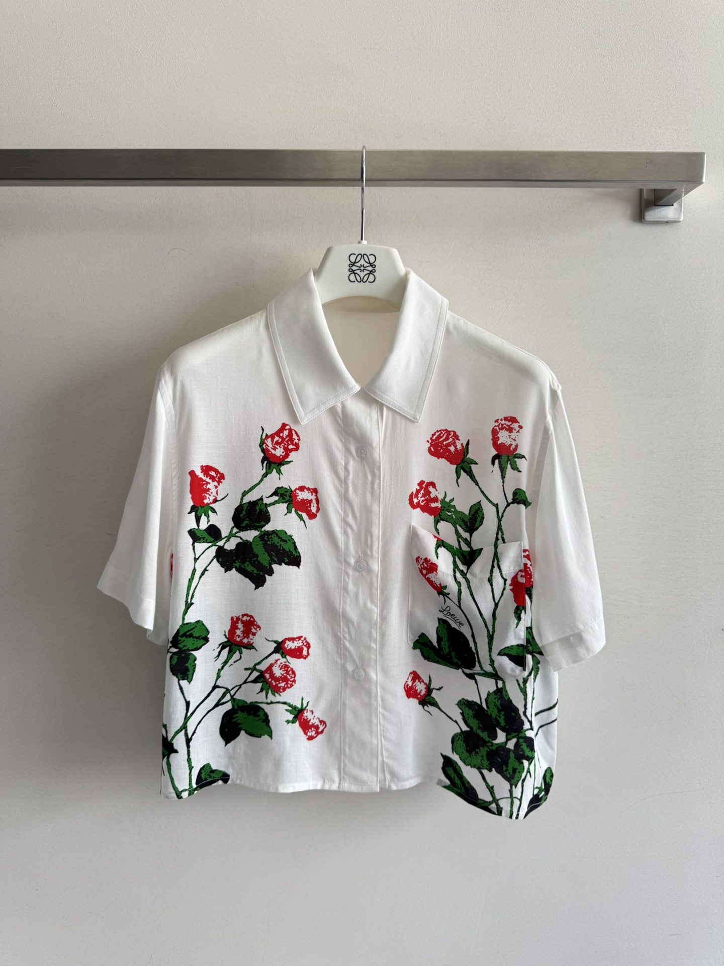 NO:421430,LOEW*25SS new white floral shirt is made of pure cotton and is more breathable and lightweight. The neckline small lapel design reduces the dullness of the shirt breaks the traditional design and is more neutral!  SML, loewe, skirts, jeans, shirts, alexander wang19860909LOEW*25SS新款白色花卉小衬衫采用纯棉材质更加透气轻盈.领口小翻领设计减轻衬衫沉闷感打破传统设计,更具中性风格！搭配牛仔裤半裙都可百变风格SML,,loewe,skirts,jeans,shirts,alexander wang,Women's clothing