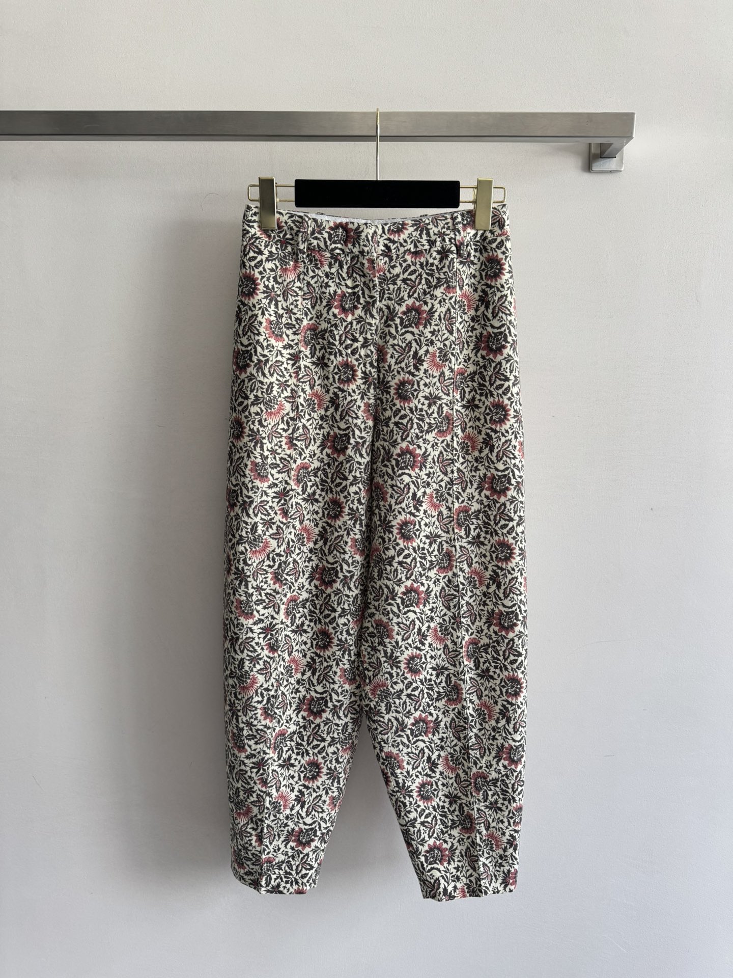 NO:421402,Loro Pian*25SS new floral casual pants are linen printed, and the fabric is delicate and soft while keeping the colors bright. The pants are the feeling of nine-point slight bloomers. With retro print patterns, the French slack feels when walking. Whether on vacation or daily outfit, they are just as elegant as SML, loro piana, alexander wang19860909Loro Pian*25SS新款碎花休闲裤采用亚麻印花,在保持色彩鲜艳的同时面料细腻柔软,裤子是九分微微灯笼裤的感觉,配上复古的印花图案,行走间满满法式松弛感,无论度假或日常穿搭,都优雅得刚刚好SML,,loro piana,alexander wang,Women's clothing