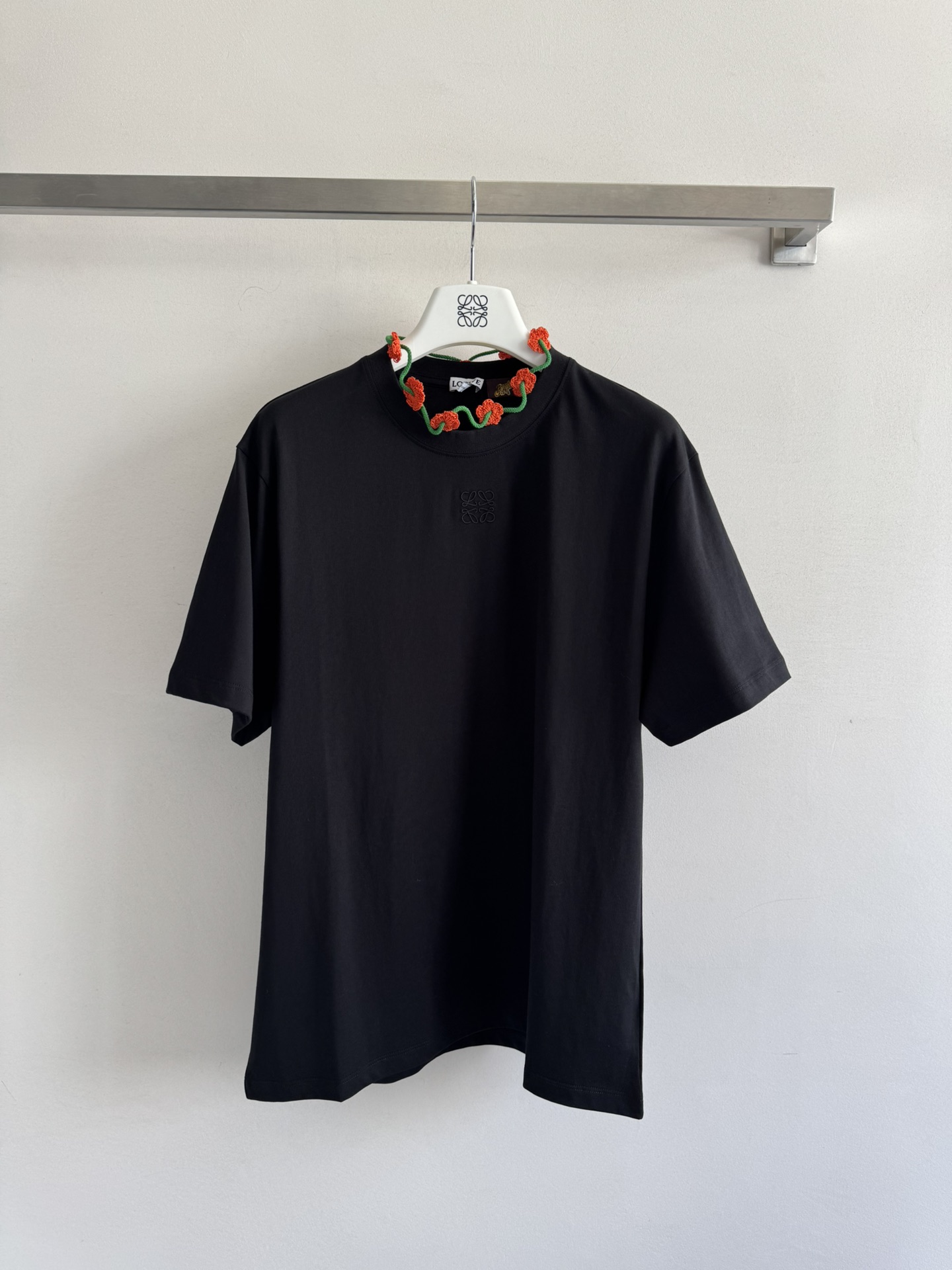 NO:421382,Loew*25SS new pure cotton short-sleeved T-shirt, classic loose fit, comfortable and breathable fabric, exquisite flower decoration design on the neckline, showing the uniqueness of the simple T-shirt, embroidery embroidery on the chest, highlighting the brand image, and everyday fashion and versatile style!  SML, loewe, T-shirt,tees,t-shirt,alexander wang19860909Loew*25SS新款纯棉短袖T恤,经典宽松版型,面料舒适透气,领口精致花朵装饰设计,展示着简约T恤的与众不同,胸前logo刺绣点缀,彰显品牌形象,日常时尚百搭款！SML,,loewe,T-shirt,tees，t-shirt,alexander wang,Women's clothing