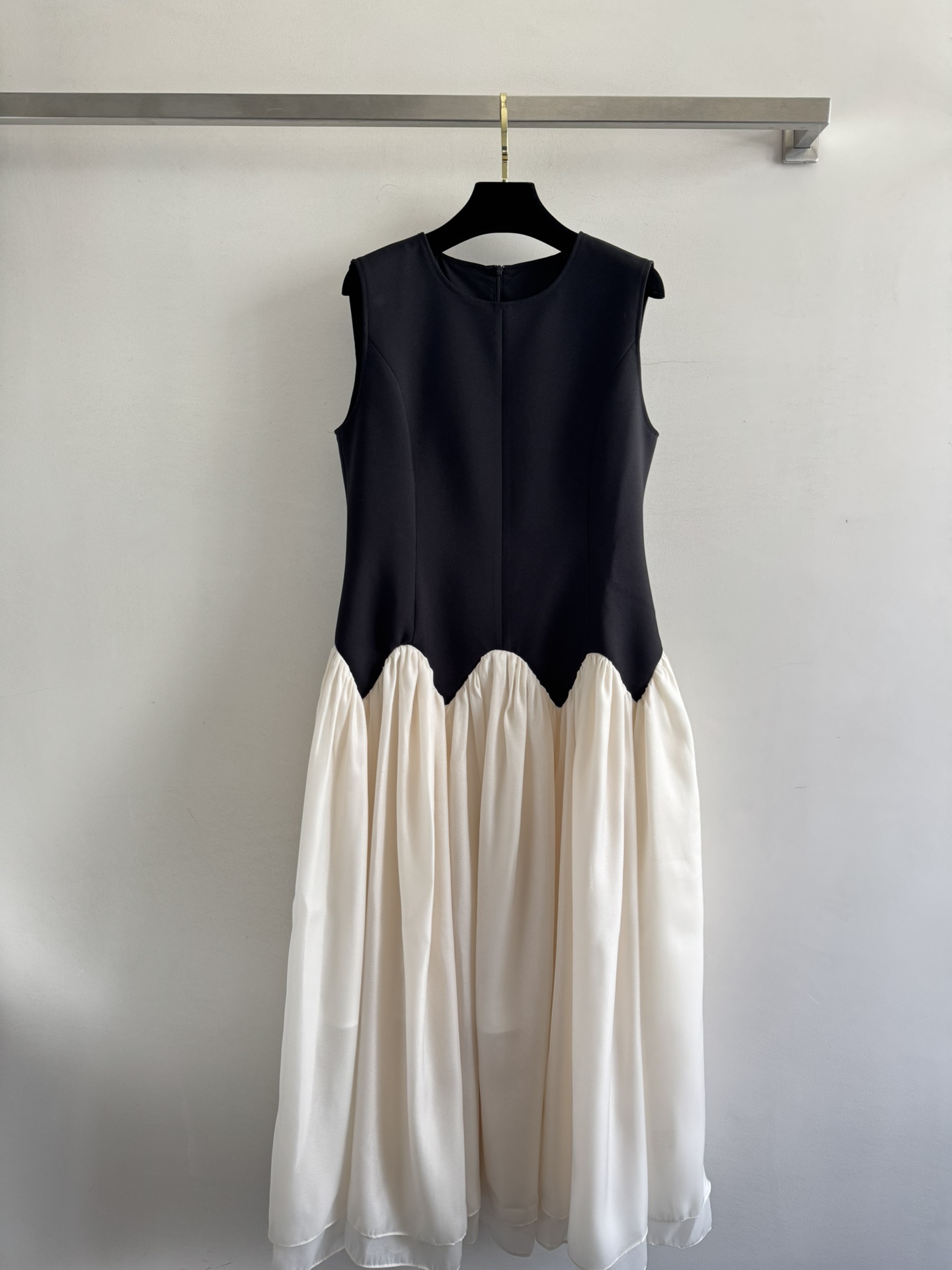 NO:421487,The simple design of the new contrasting sleeveless dress with round neck of the designer *25SS has abandoned complicated decorations, but the elegant outline is outlined with smooth lines. The black and white contrasting splicing is a perfect fusion of light luxury and design with a niche design and French splicing art to create a contrasting visual feast. This dress cleverly combines slim-looking tailoring, perfectly blends temperament and comfort, allowing every step to exude extraordinary French elegance SML-, skirts, alexander wang19860909设计师款*25SS新款撞色无袖连衣裙圆领的简约设计 摒弃了繁杂装饰 却以流畅线条勾勒出优雅轮廓高级感爆棚的黑白撞色拼接是轻奢与设计感的完美融合以小众设计感与法式拼接艺术,营造出撞色的视觉盛宴.这件连衣裙巧妙地结合显瘦剪裁,将气质与舒适完美融合,让每一步都散发着非凡的法式优雅SML-,,skirts,alexander wang,Women's clothing