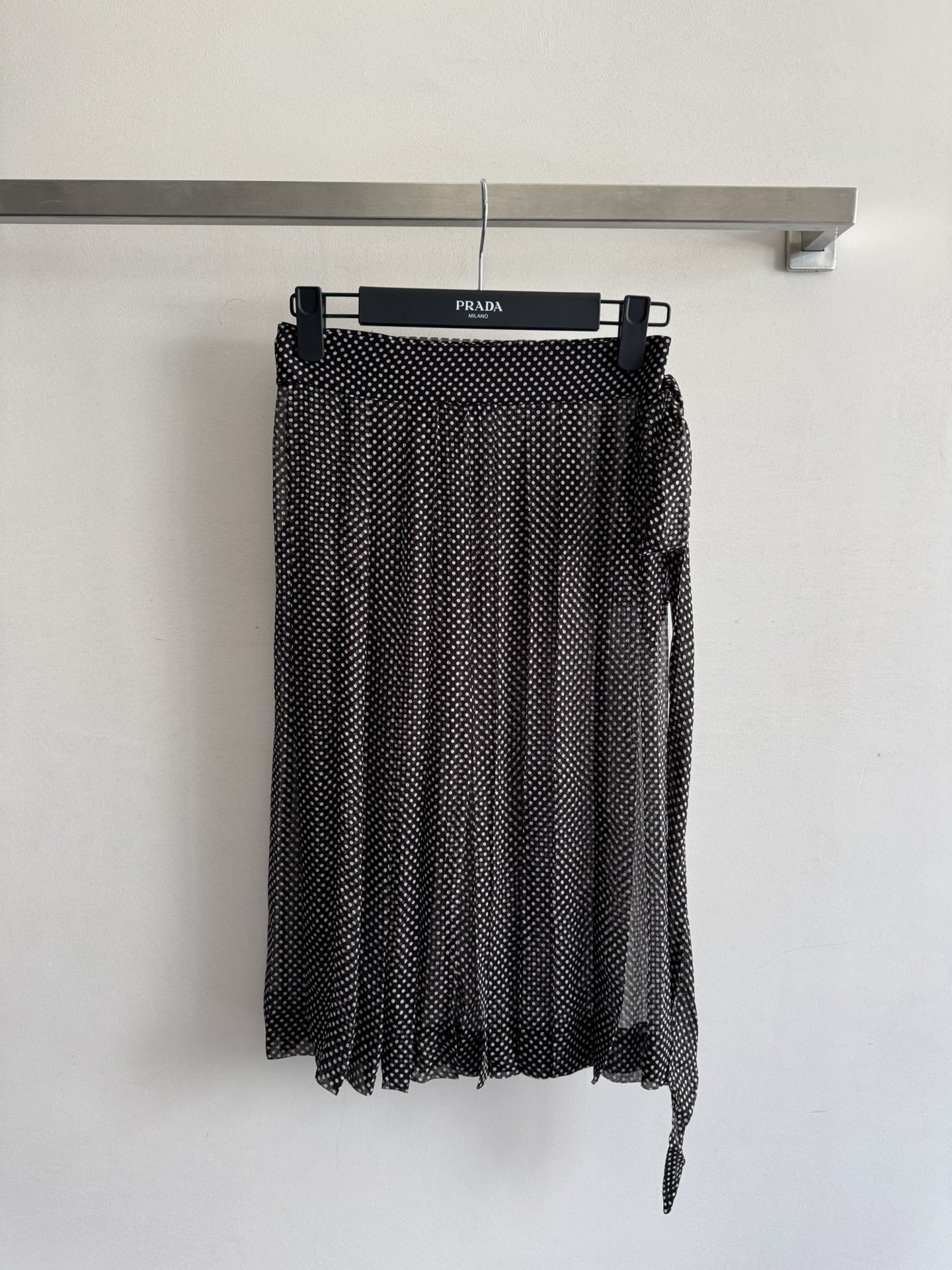 NO:421420,PRAD*25SS new style, polka dot streamer silk skirt, retro and fashionable style, the upper body is very elegant and elegant, and can be worn with a sense of high-end and atmosphere!  SML-, prada, skirts, real silk, alexander wang19860909PRAD*25SS新款 波点飘带真丝半裙 复古时尚风格 上身非常显气质优雅随意搭配都能穿出高级感与氛围感！度假穿搭也超适合的SML-,,prada,skirts,real silk,alexander wang,Women's clothing