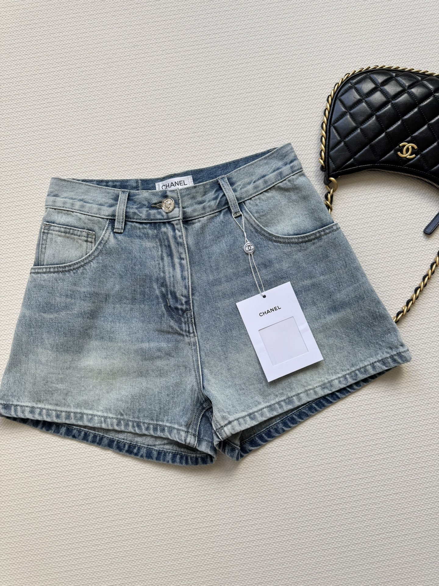 NO:421428,CHANE*25SS new versatile denim shorts imported fabric is crisp and stylish, durable and wear-resistant. The smooth and three-dimensional style is clean and neat. It easily shows the long-legged effect and has a very high recognition logo decoration in the back pocket. It is easy to wear with a T-shirt to create a daily fashion sense!  SML, chanel, shorts, tees, t-shirt, alexander wang19860909CHANE*25SS新款百搭牛仔短裤进口面料挺括有型,耐穿耐磨 流畅立体的版型裁剪干净利落 轻松秀出长腿效果后口袋双C辨识度极高的logo装饰,搭配T恤简单穿出日常时尚感！SML,,chanel,shorts,tees，t-shirt,alexander wang,Women's clothing