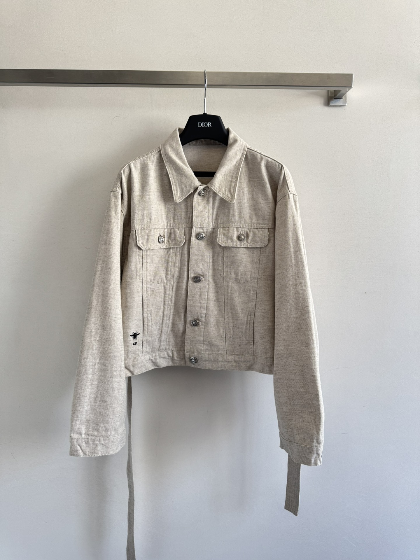 NO:421447,Dio*25SS new denim jacket, full of retro colors, high-end feel, side slits, waist-closing design, handsome, casual and fashionable, imported raw denim enzyme washing fabric has a great texture!  Hand-sewn leather marks on the back are low-key and luxurious!  Can be matched with series of pants to create a high-end look SML-,,dior,jackets & coats,alexander wang19860909Dio*25SS新款牛仔外套 复古色系高级感满满 侧面开叉 系带收腰设计 帅气随性又时髦,进口原浆牛仔酵素洗水面料质感超赞！后背部手工缝制皮质标低调奢华！可搭配系列裤子 穿出高级感SML-,,dior,jackets & coats,alexander wang,Women's clothing