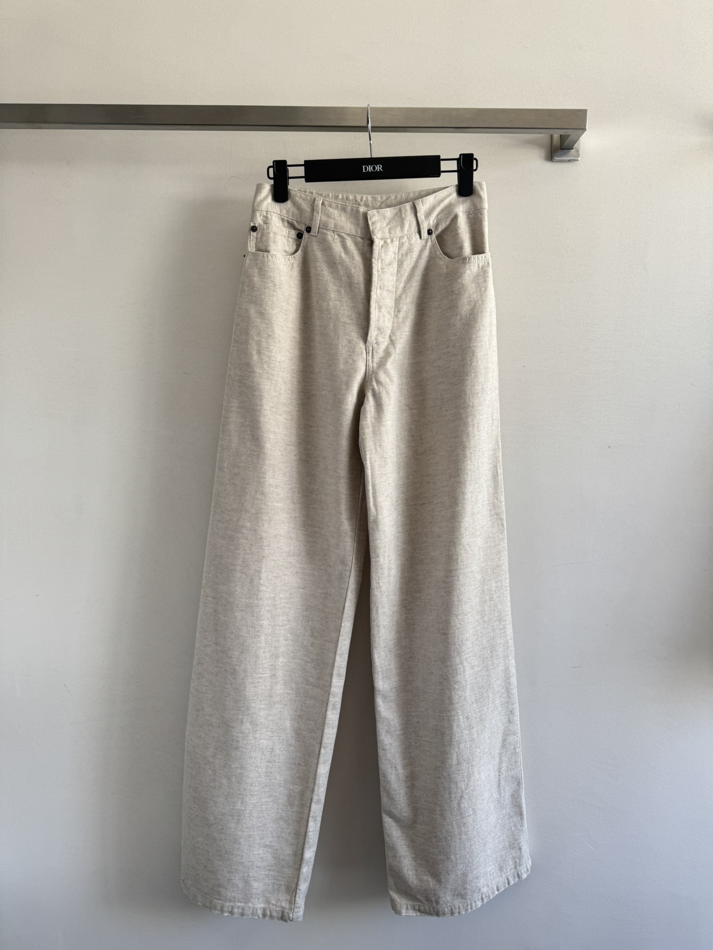 NO:421437,Dio*25SS straight jeans trousers, retro washing denim, presenting a high-end fashion sense. The mid-high waist straight trousers have a great style. The upper body is decorated with legs and legs in seconds to become big and long legs. The imported raw denim enzyme washing fabric has a good texture!  Hand-sewn leather logo on the back is low-key and luxurious!  Recommended pairing with a series of denim jackets, a set of fashionable clothes SML-,,dior,jackets & coats,alexander wang19860909Dio*25SS直筒牛仔长裤 复古水洗牛仔 呈现高级时尚感 中高腰直筒裤版型超赞,上身修饰腿型秒变大长腿进口原浆牛仔酵素洗水面料质感很好！后背处手工缝制皮质标志低调奢华！推荐搭配系列牛仔外套 一套穿出时髦感SML-,,dior,jackets & coats,alexander wang,Women's clothing