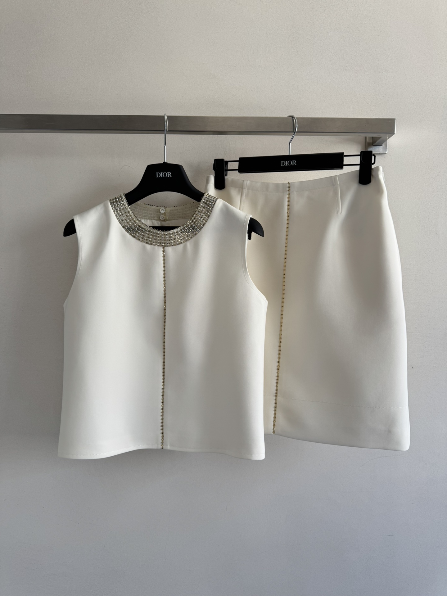 NO:421466,Dio*25SS new heavy industry bead set inspired by the golden Marseille necklace worn by Goddess Theron as the inspiration. The luxurious gold embroidery and minimalist clean silhouette cuts are exquisite and comfortable WAN beauty, and the stylish style is cleverly integrated. The classic elements show elegance and fashion temperament with exquisite and simple design. It not only retains the sense of exquisiteness, but also incorporates modern fashion elements, allowing you to easily show unique fashion taste in daily life, becoming the focus of fashion on the streets and alleys, showing youthful vitality and casual fashion SML-,,dior,dior,necklace,alexander wang19860909Dio*25SS新款重工钉珠套装从D家经典的广告中塞隆女神所佩戴的金色马赛项链为灵感,奢华的金色刺绣与极简干净的廓形剪裁 精致与舒适的WAN美融合,时尚格调巧妙融合,经典元素以精致简约的设计,展现出优雅与时尚的气质,既保留了精致感,又融入现代时尚元素,让您轻松在日常中展现出独特的时尚品味,成为街头巷尾的时尚焦点,尽显青春活力与休闲时尚SML-,,dior,dior,necklace,alexander wang,Women's clothing