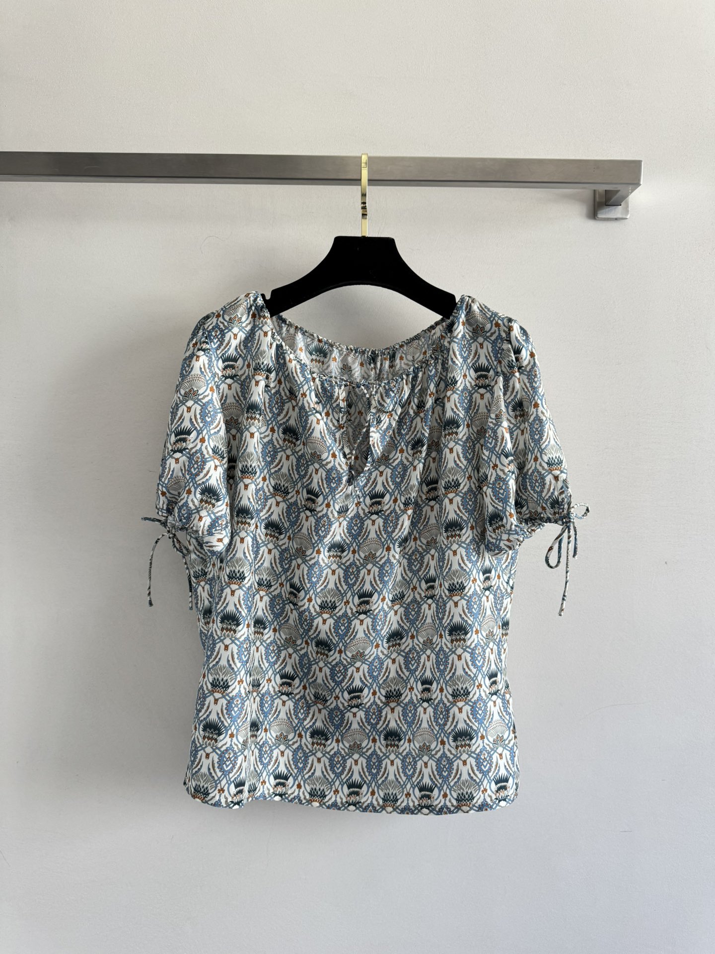 NO:421465,Loro Pian*25SS new silk-print shirt, Italian romantic vacation style, light and breathable mulberry silk material, unique drawstring design on the neckline and cuffs, which is age-reducing and elegant, comfortable and full of lazy vacation, as if wearing sunshine and sea breeze on your body, it is suitable for walking on the beach, and it can easily control the leisurely street scene of the island town, perfectly combining practicality and romantic style!  SML, loro piana,shirts,real silk,alexander wang19860909Loro Pian*25SS新款真丝印花衬衫,意式浪漫度假风轻盈透气的桑蚕丝材质,领口与袖口独特抽绳绑带设计,即减龄又显气质,舒适又充满慵懒度假感,仿佛将阳光与海风穿在身上,既适合漫步沙滩,也能轻松驾驭海岛小镇的悠闲街景,将实用性与浪漫风情完美融合！SML,,loro piana,shirts,real silk,alexander wang,Women's clothing