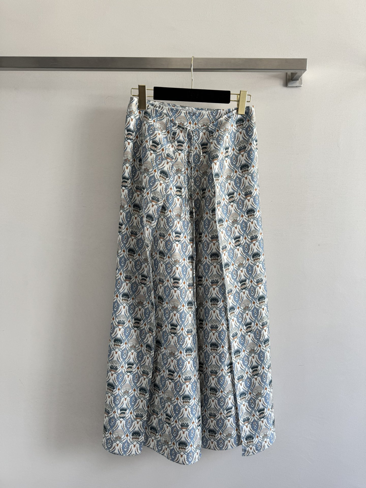 NO:421475,Loro Pian*25SS new Lotus pattern printed silk trousers Italian romantic vacation style, light and breathable mulberry silk material is super comfortable, full of lazy vacation, as if wearing sunshine and sea breeze on your body, suitable for walking on the beach, and can easily control the leisurely street scene of the island town, perfectly combining practicality and romantic style!  SML, loro piana, real silk, alexander wang19860909Loro Pian*25SS新款 莲花图案印花真丝长裤 意式浪漫度假风轻盈透气的桑蚕丝材质超舒适,充满慵懒度假感,仿佛将阳光与海风穿在身上,既适合漫步沙滩,也能轻松驾驭海岛小镇的悠闲街景,将实用性与浪漫风情完美融合！SML,,loro piana,real silk,alexander wang,Women's clothing