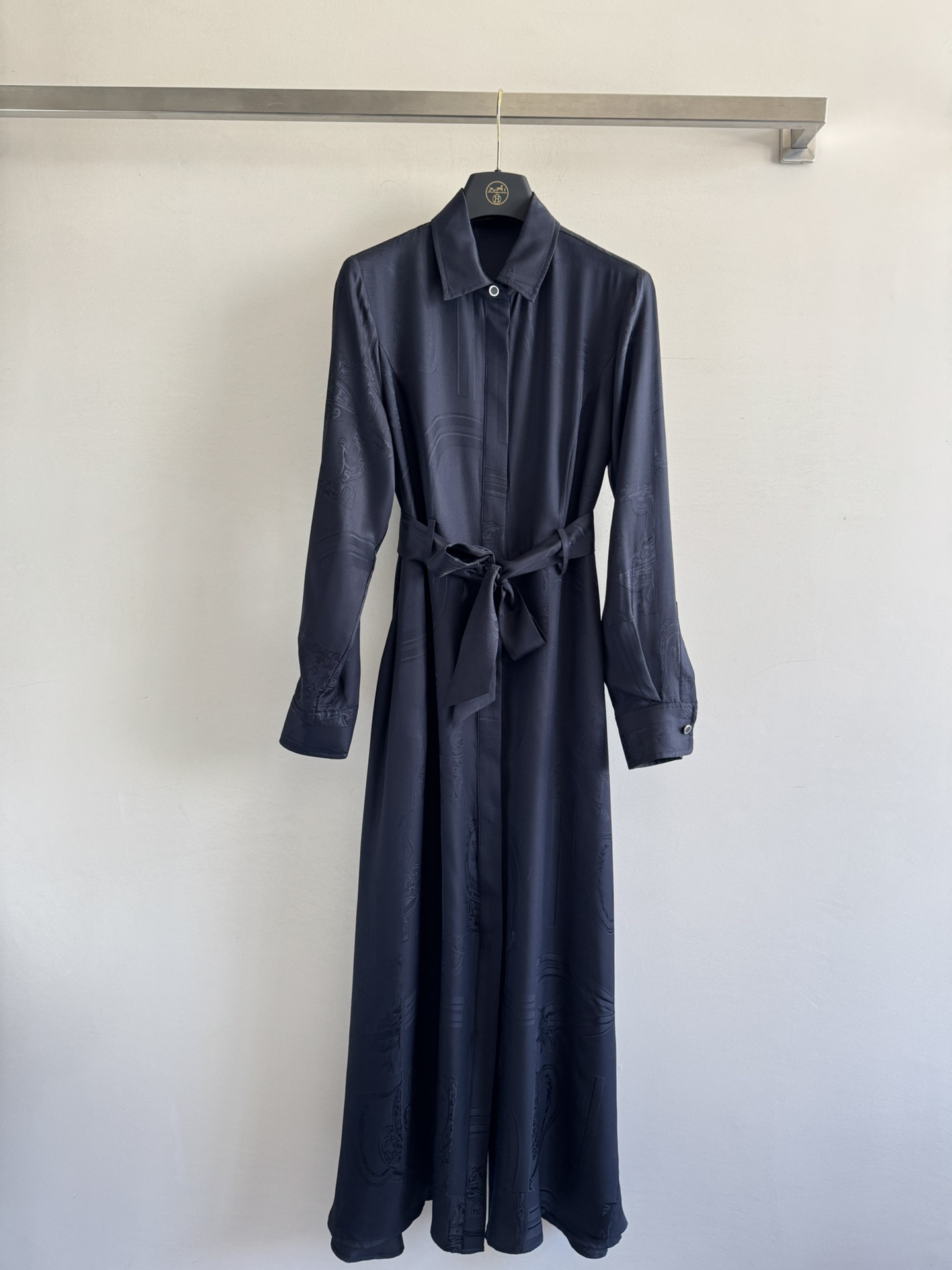 NO:422981,Herme*25 new silk dress has a loose fit and a belt that is decorated with excellent inclusiveness, so you don’t care about your body!  Elegant jacquard pattern is exquisite and minimalist, easy to wear for formal occasions and daily dates, hermes, skirts, real silk, alexander wang19860909Herme*25新款真丝连衣裙宽松的版型配上腰带装饰包容性极好,不挑身材穿！淡雅的提花图案精奢极简 ,正式场合和日常约会都好穿SML,,hermes,skirts,real silk,alexander wang,Women's clothing