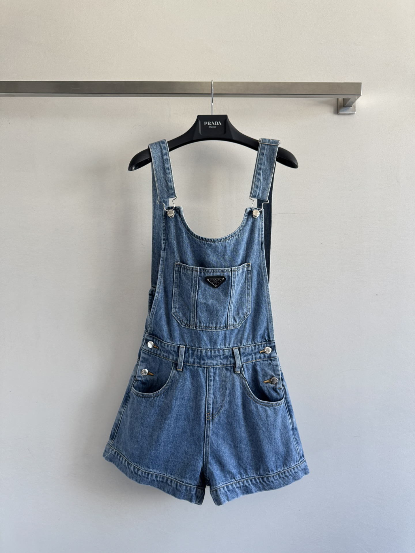 NO:422991,PRAD*25SS denim overalls girl-style age-reducing style, pocket brand triangle logo embellishment, handsome and cool upper body, denim texture is very good, inclusive and stylish, overall design is more versatile and not picky, easy to wear to create a fashionable and high-end S M L-,,prada,alexander wang19860909PRAD*25SS牛仔背带裤少女风减龄款,口袋品牌三角型标志点缀,上身帅气又拉风,牛仔质感很好,包容有型,整体比较有设计感,百搭不挑人,轻松穿出时髦高级感S M L-,,prada,alexander wang,Women's clothing