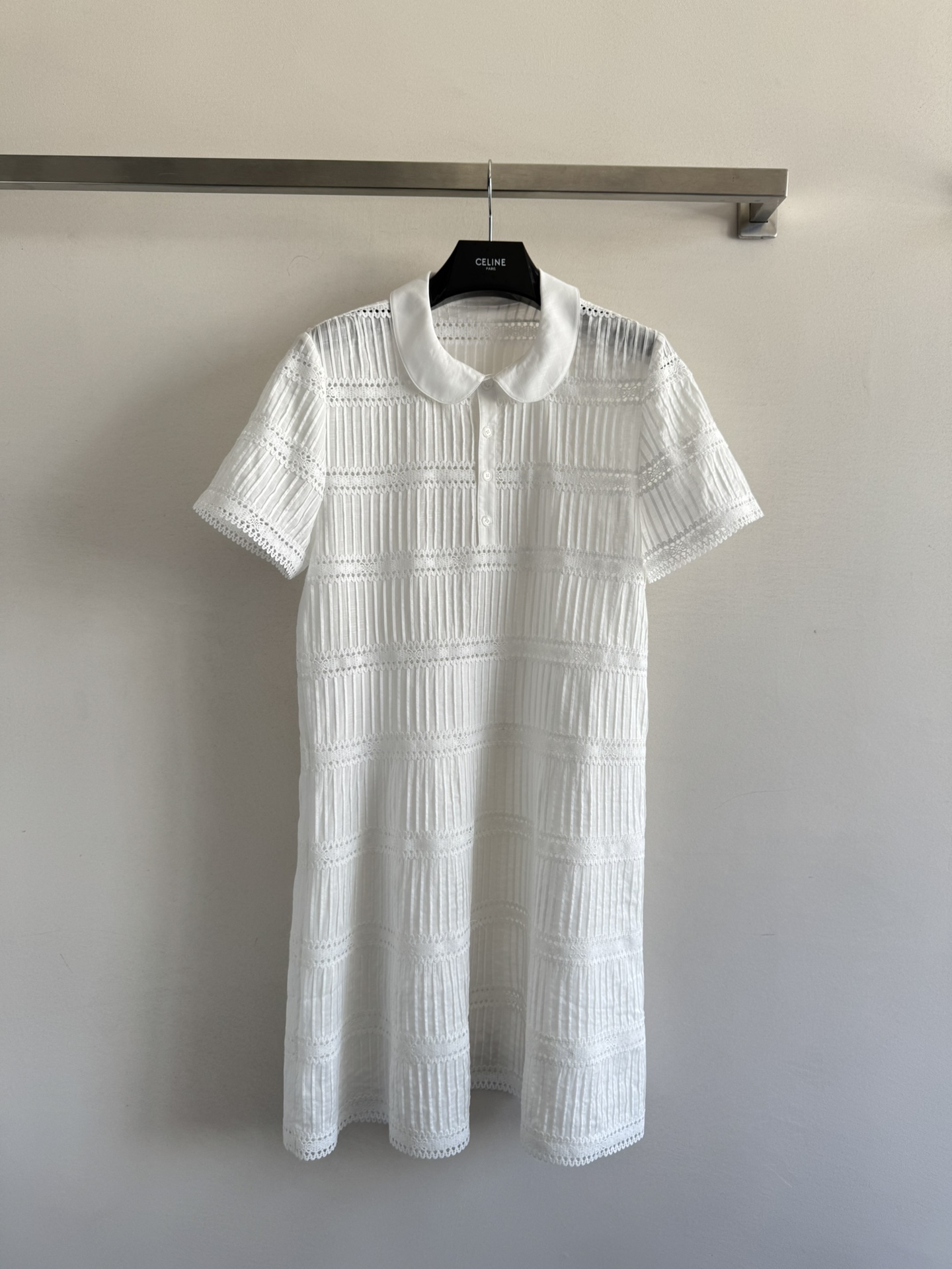 NO:422974,Celin*25SS new white and rich beauty summer essential dress lace splicing design. It is a youthful and girlish feeling with a doll collar. When you wear it, you are the walking temperament goddess skirt. The fabric is imported pure cotton jacquard, which is so delicate and comfortable that it is so delicate and comfortable. The walking is lively and elegant, and the high-quality craftsmanship texture displayed in the details is really something that makes people love it!  What’s most exciting is its pleated splicing design, which is fashionable and high-end when paired with the Arc de Triomphe Iogo!  Whether it is a beach vacation or a daily trip, you can easily control SML868440, celine, skirts, alexander wang19860909Celin*25SS新款白富美夏日必备连衣裙蕾丝拼接设计 搭配娃娃领非常减龄满满的青春少女感,穿上它,你就是那个行走的气质女神裙子的面料是进口纯棉提花,细腻舒适到不行~行走间灵动飘逸,细节处彰显的高定工艺质感,真的是让人爱不释手！最心动的是它的压褶拼接设计,搭配上凯旋门Iogo简直是时髦又高级！无论是去沙滩度假还是日常出行,都能轻松驾驭SML868440,,celine,skirts,alexander wang,Women's clothing