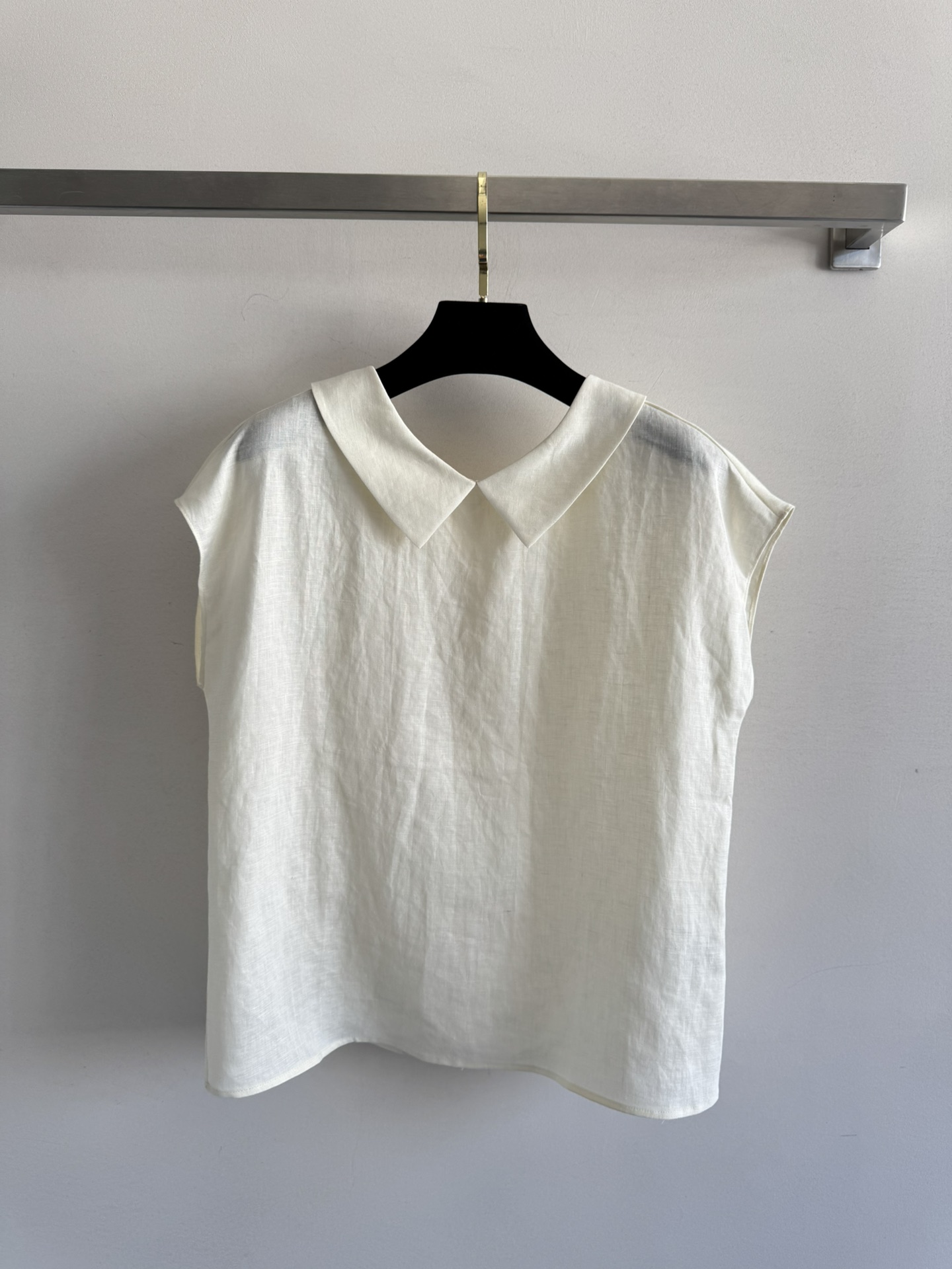 NO:422993,Loro Pian*25SS new linen cover-sleeved shirt, the doll collar is wearable on both sides, and the design is simple, fashionable and versatile, age-reducing exquisite and fashionable!  Customized logo metal button embellishment, eye-catching and beautiful, high-quality linen fabric is easy to wear, the upper body shows its temperament, the vest design perfectly covers the flesh, taking photos can make you look refreshing and optimistic in summer SML-,,loro piano,alexander wang19860909Loro Pian*25SS新款亚麻盖袖衬衣,娃娃领两边可穿设计简约时尚百搭 减龄精致洋气！定制logo金属纽扣点缀 吸睛好看 优质亚麻面料好穿舒适 上身非常显气质 坎肩设计完美遮肉 拍照能让你一秒出片夏日清爽耐看SML-,,loro piana,alexander wang,Women's clothing