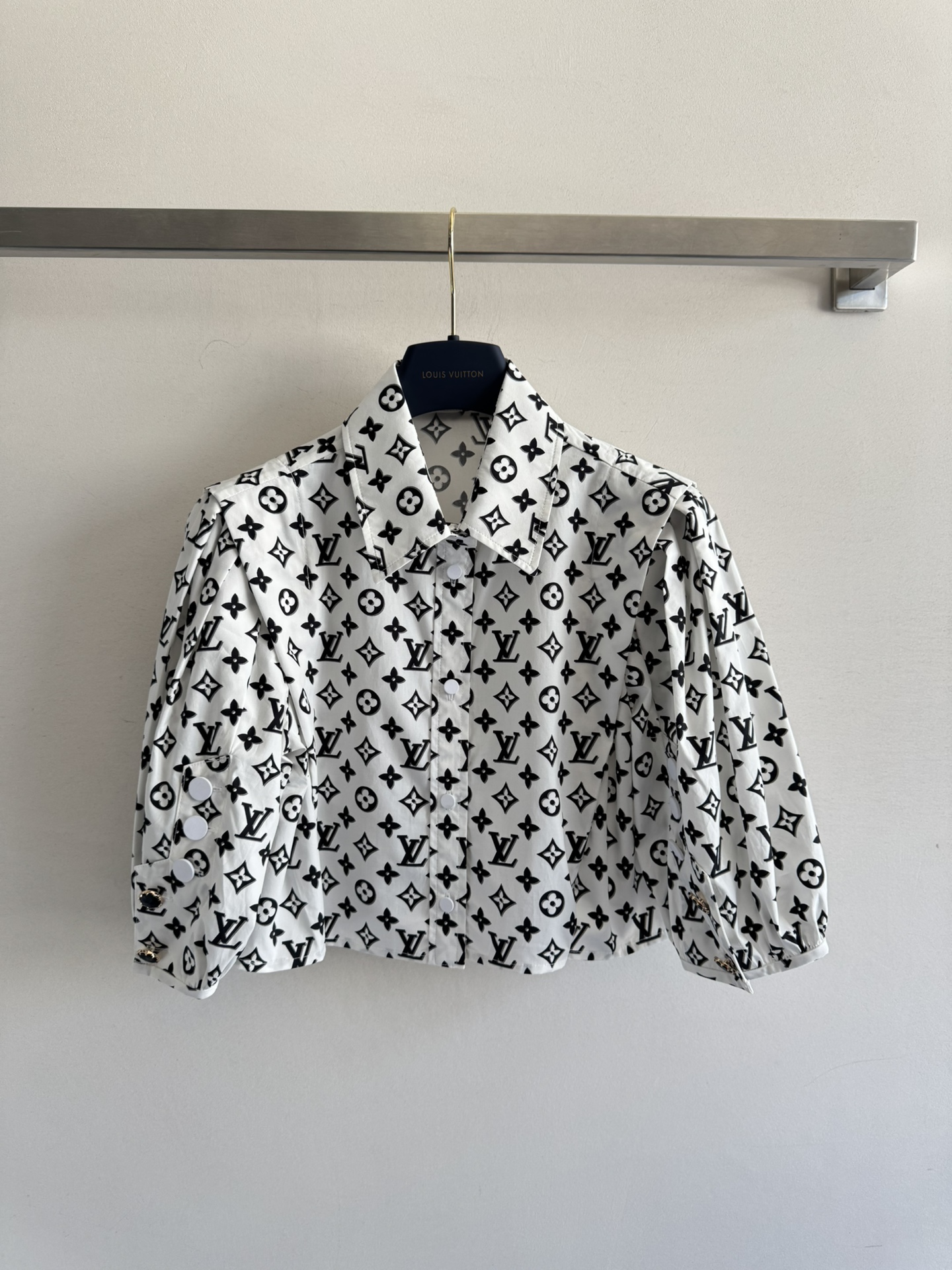 NO:423011,Louis Vuitto*25SS new logo jacquard short shirt, a classic lapel puff sleeve design with a very design-like shirt, the sleeves are decorated with buttons, which is very not monotonous!  All-match and generous without losing the noble and elegant full of details Size SML-,,louis vuitton,shirts,alexander wang19860909Louis Vuitto*25SS新款logo提花小短款衬衣,经典翻领泡泡袖设计很有设计感的一款衬衫,袖子做了纽扣点缀装饰,非常不单调！百搭大方又不失高贵典雅 满满的细节 SizeＳＭＬ-,,louis vuitton,shirts,alexander wang,Women's clothing