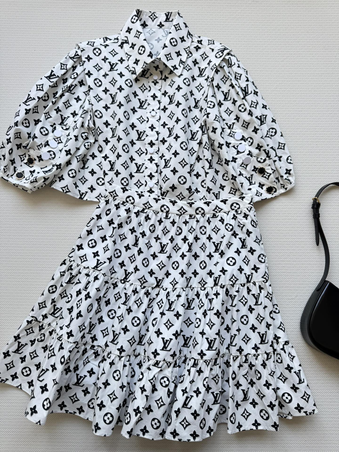 NO:423019,Louis Vuitto*25SS new logo jacquard skirt full of logo prints and high-end luxury. The exquisite beauty adds more elegance. It can be matched with the upper body of the series shirt and instantly becomes the focus. SML-,,louis vuitton, skirts, alexander wang19860909Louis Vuitto*25SS新款logo提花半裙 布满logo印花图案高级奢华 精致绝美增添了更多的优雅气息 可搭配系列衬衣上身,瞬间成为焦点SML-,,louis vuitton,skirts,alexander wang,Women's clothing