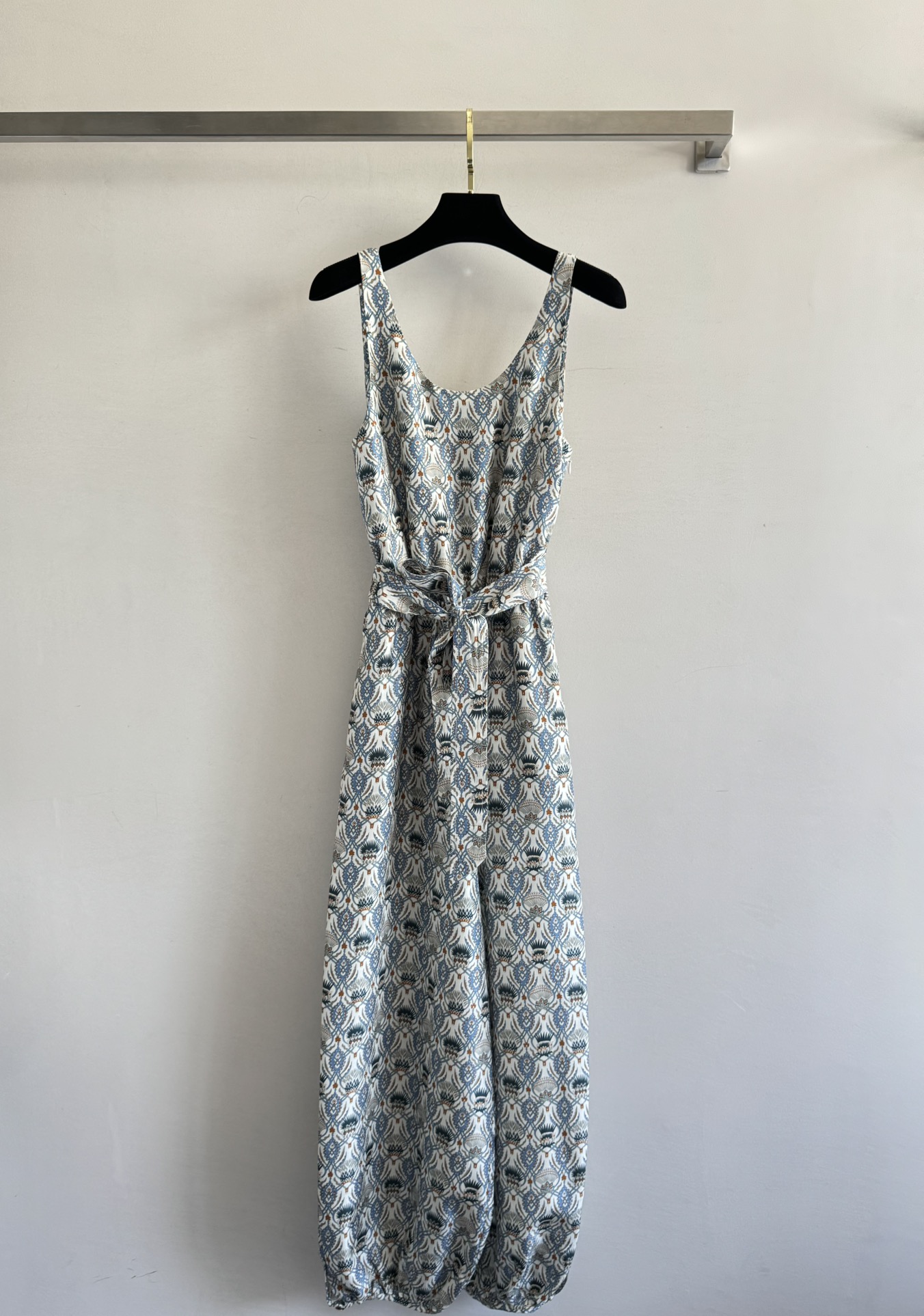 NO:424595,Loro Pian*25SS silk-print overalls, Nadia jumpsuit is cut from light mulberry silk material, integrating daily elegance with summer style. It is decorated with CardoVeneziano prints, and exquisite and complex thistle flower pattern outlines the decorative details. The fabric presents a silk satin luster, highlighting the irregular texture of the braid, reminiscing the rich layers and texture texture of the exquisite tapestries. Loose silhouette design, vest-style top cut, slightly tightened at the waist. The trouser legs are tapered, the ankle shrinks, and the trouser legs are closed, creating a harmonious balance between structure and comfort!  Very recommended to buy SML, loro piana, real silk, alexander wang19860909Loro Pian*25SS真丝印花背带裤,Nadia连身裤由轻盈的桑蚕丝材质剪裁而成,将日常优雅与夏日风情融于一体.它饰有CardoVeneziano印花,精致繁复的蓟花图案勾勒装饰细节.面料呈现丝缎光泽,突显编织的不规则纹理,令人联想到精美挂毯的丰富层次和纹理质感.宽松廓形设计,背心式上衣剪裁,腰部微微收紧.裤管呈锥形,踝部缩褶,裤脚采用收口设计,在结构与穿着舒适之间营造和谐平衡！超推荐入手SML,,loro piana,real silk,alexander wang,Women's clothing