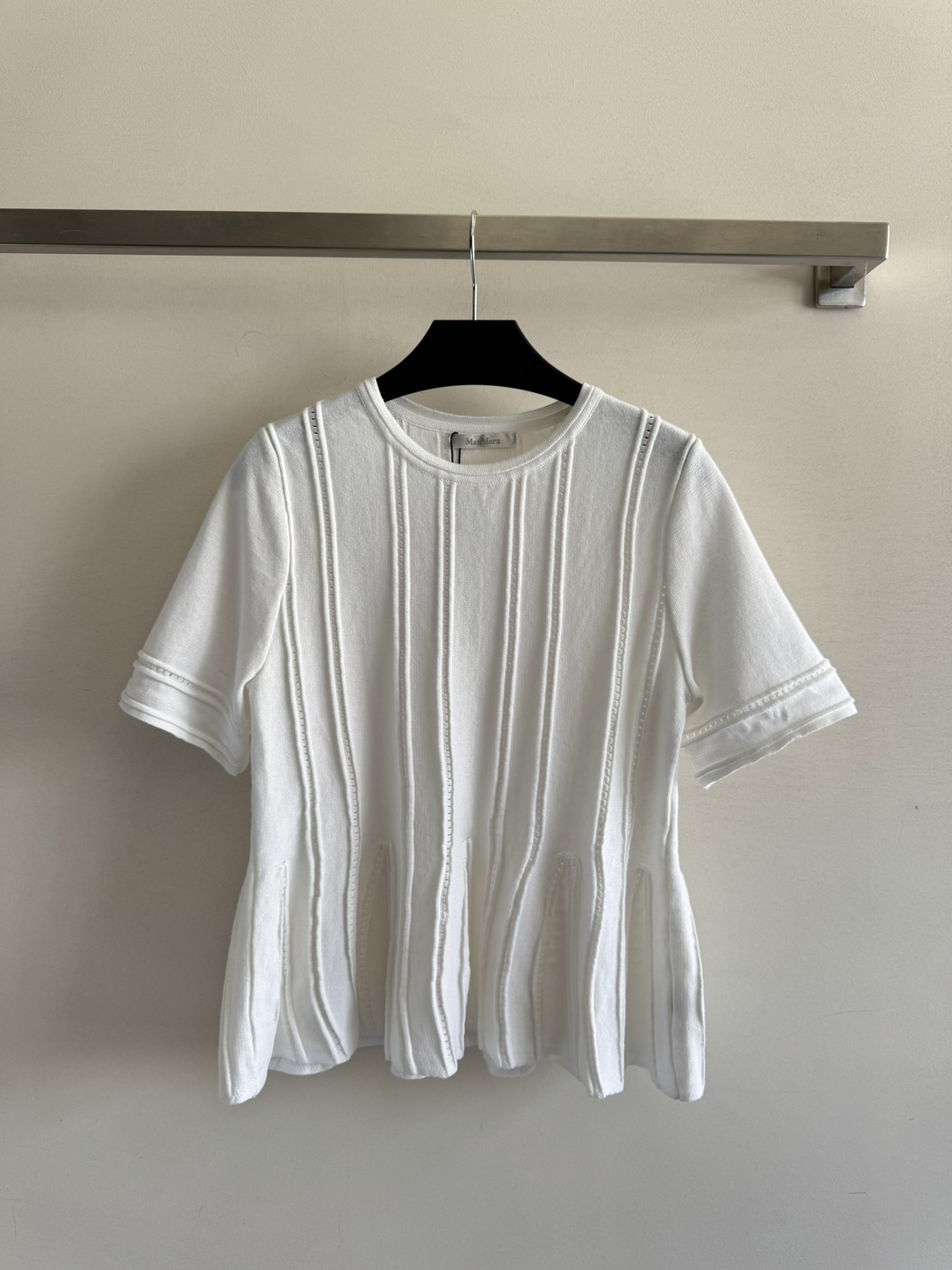 NO:424615,Maxmar*25SS new short-sleeved sweater with new hem lotus leaf lace design, age-reducing temperament, simple, generous and fashionable, versatile and elegant without losing the elegant three-color SML!  ,T-shirt,alexander wang19860909Maxmar*25SS新款短袖针织衫上新下摆荷叶花边设计 减龄显气质 简约大方又时尚 百搭又不失优雅知性三色SML！,,T-shirt,alexander wang,Women's clothing