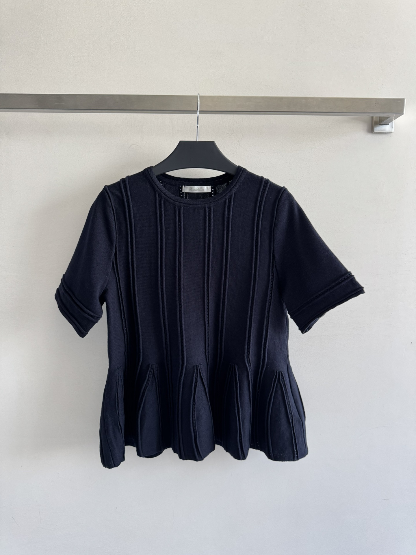 NO:424624,Maxmar*25SS new short-sleeved sweater with new hem lotus leaf lace design, age-reducing temperament, simple, generous and fashionable, versatile and elegant without losing the elegant three-color SML!  ,T-shirt,alexander wang19860909Maxmar*25SS新款短袖针织衫上新下摆荷叶花边设计 减龄显气质 简约大方又时尚 百搭又不失优雅知性三色SML！,,T-shirt,alexander wang,Women's clothing