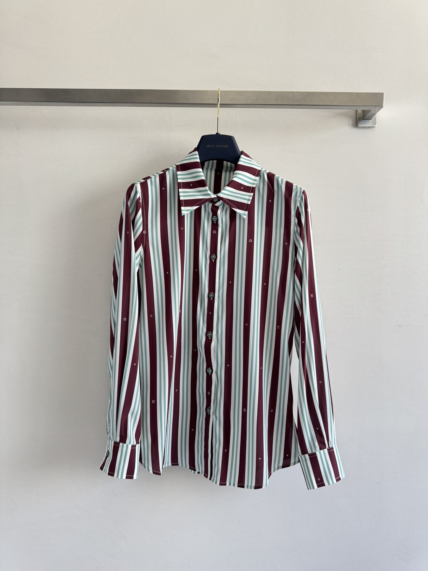 NO:424585,Louis Vuitto*25SS new contrasting vertical striped silk shirt, retro and fashionable, full of famous and old money style, with a strong drape, the upper body is loose and fashionable, with a small logo embellishment on the shirt, which highlights the luxury style of the high-end brand!  versatile and atmospheric SML, louis vuitton,shirts,real silk,alexander wang19860909Louis Vuitto*25SS新款撞色竖条纹真丝衬衫,复古时尚 带有满满名媛老钱风 垂坠感极强上身松弛又时髦 衬衫上印有小logo点缀 上身彰显高级品牌奢华格调！百搭大气SML,,louis vuitton,shirts,real silk,alexander wang,Women's clothing