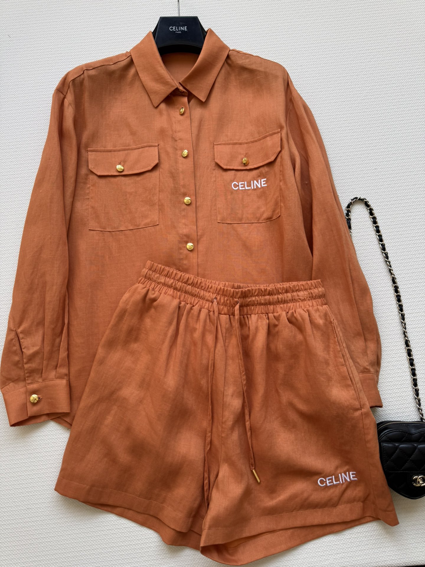 NO:424540,CELIN*25SS new long-sleeved shirt set, customized linen polyester blend fabric, soft, comfortable and breathable, chest pocket letter embroidery design with casual elastic waist shorts, age-reducing fashionable and versatile, simple and cool!  Two-color SML, celine, shorts,shirts,alexander wang19860909CELIN*25SS新款长袖衬衫套装,定制亚麻聚酯混纺面料,柔软舒适透气,胸前口袋字母刺绣设计搭配休闲松紧腰短裤,减龄时尚百搭,简约又不失酷飒！两色SML,,celine,shorts,shirts,alexander wang,Women's clothing