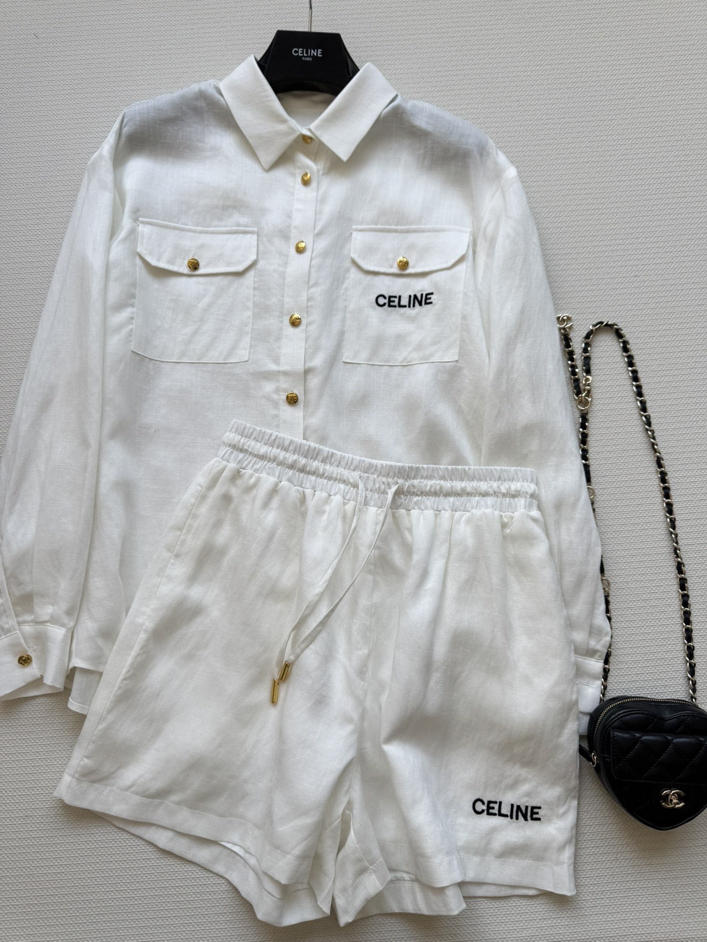 NO:424566,CELIN*25SS new long-sleeved shirt set, customized linen polyester blend fabric, soft, comfortable and breathable, chest pocket letter embroidery design with casual elastic waist shorts, age-reducing fashionable and versatile, simple and cool!  Two-color SML, celine, shorts,shirts,alexander wang19860909CELIN*25SS新款长袖衬衫套装,定制亚麻聚酯混纺面料,柔软舒适透气,胸前口袋字母刺绣设计搭配休闲松紧腰短裤,减龄时尚百搭,简约又不失酷飒！两色SML,,celine,shorts,shirts,alexander wang,Women's clothing