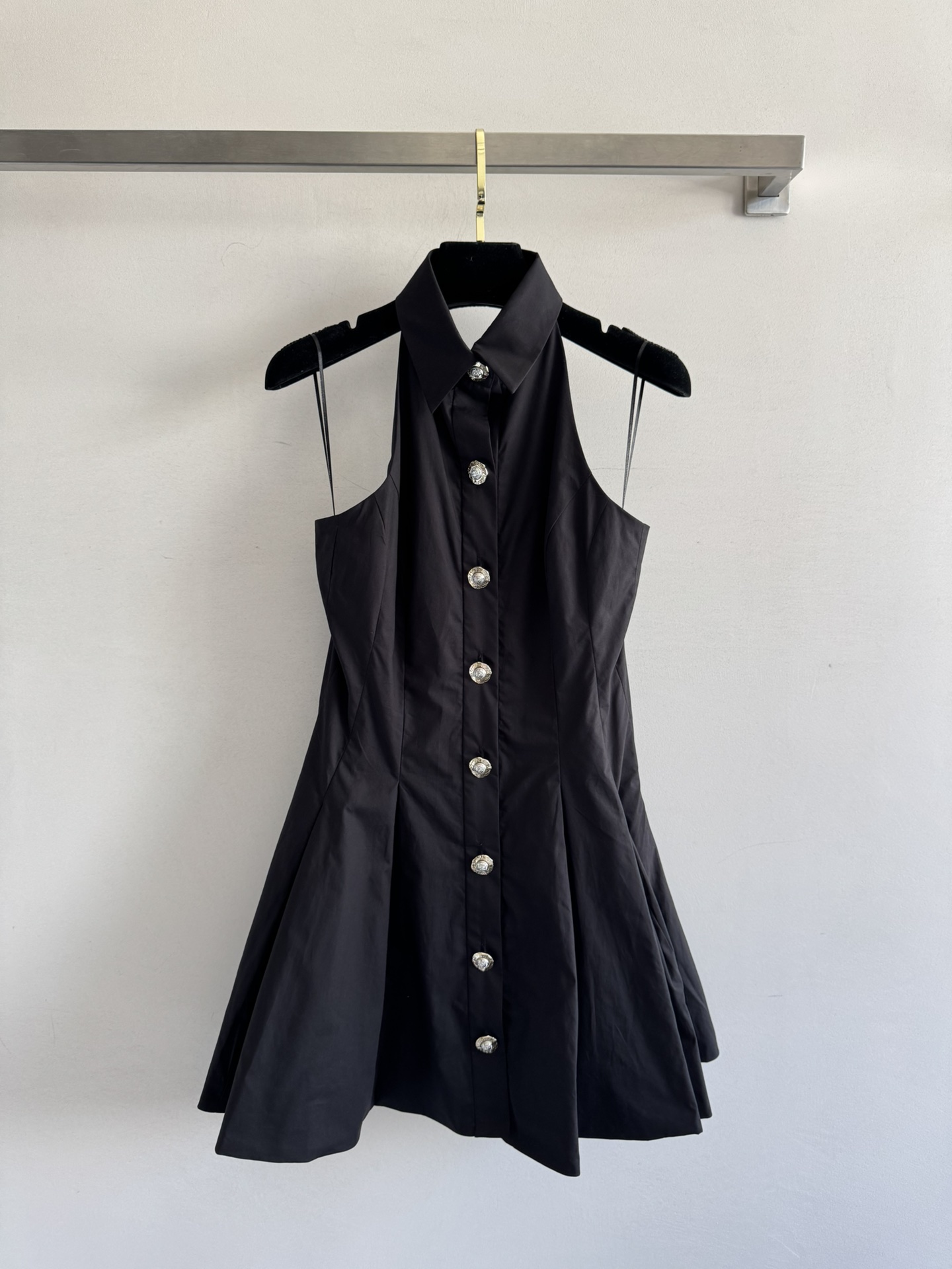 NO:424527,BALMAI*25SS new sleeveless neck dress is exquisitely decorated with a waist-hugging pleated design. It is very age-reducing and youthful and girlish, while also showing temperament and charming ~ Cotton fabric is full of texture. Recommended to buy!  SML, balmain, skirts, alexander wang19860909BALMAI*25SS新款无袖挂脖连衣裙精致一排扣点缀与收腰褶皱设计结合 非常减龄又青春少女感显身材比例的同时也显气质魅力～棉面料 质感十足 推荐入手！SML,,balmain,skirts,alexander wang,Women's clothing