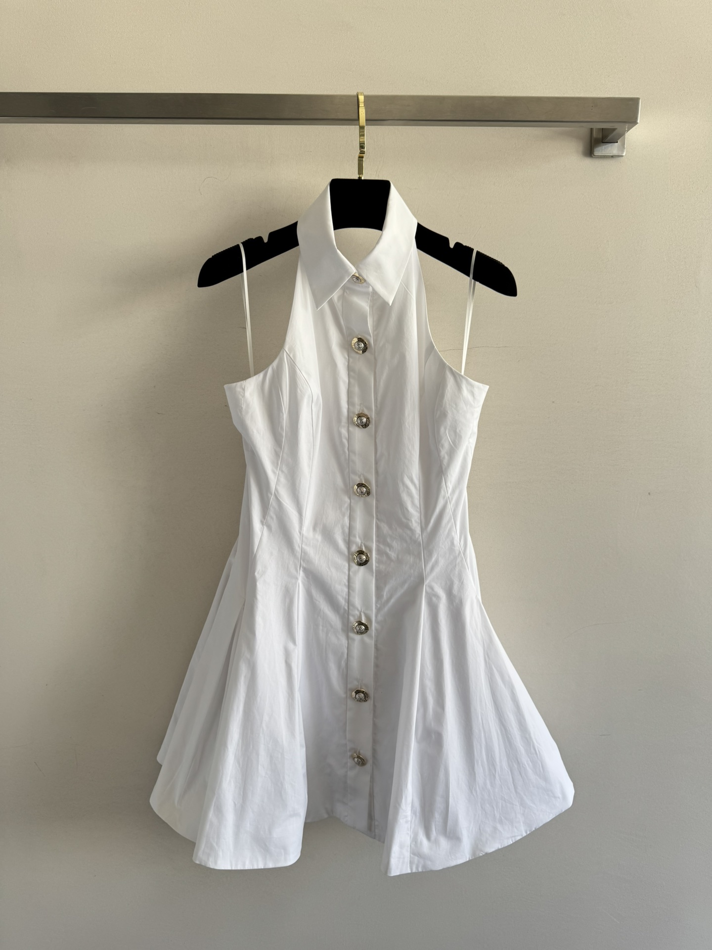 NO:424614,BALMAI*25SS new sleeveless neck dress is exquisitely decorated with a waist-hugging pleated design. It is very age-reducing and youthful and girlish, while also showing temperament and charming ~ Cotton fabric is full of texture. Recommended to buy!  SML, balmain, skirts, alexander wang19860909BALMAI*25SS新款无袖挂脖连衣裙精致一排扣点缀与收腰褶皱设计结合 非常减龄又青春少女感显身材比例的同时也显气质魅力～棉面料 质感十足 推荐入手！SML,,balmain,skirts,alexander wang,Women's clothing