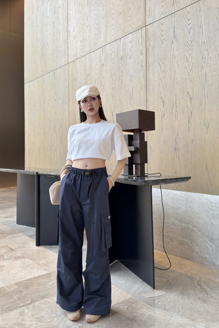 NO:424543,PRAD*25SS new workwear trousers workwear style is free to move, the pocket decoration is decorated with brand triangle logo, full of design sense, waist tight design, easier to wear, salty or sweet, cool and handsome, completely grasped whether it is daily travel or casual exercise, easy to control SML-,,prada,alexander wang19860909PRAD*25SS新款工装长裤工装版型上身活动自如 口袋饰以品牌三角标点缀装饰,设计感满满腰围松紧设计 穿着更轻松自在 可盐可甜 酷帅十足 完全拿捏不管是日常出行还是休闲运动时刻,都轻松驾驭SML-,,prada,alexander wang,Women's clothing