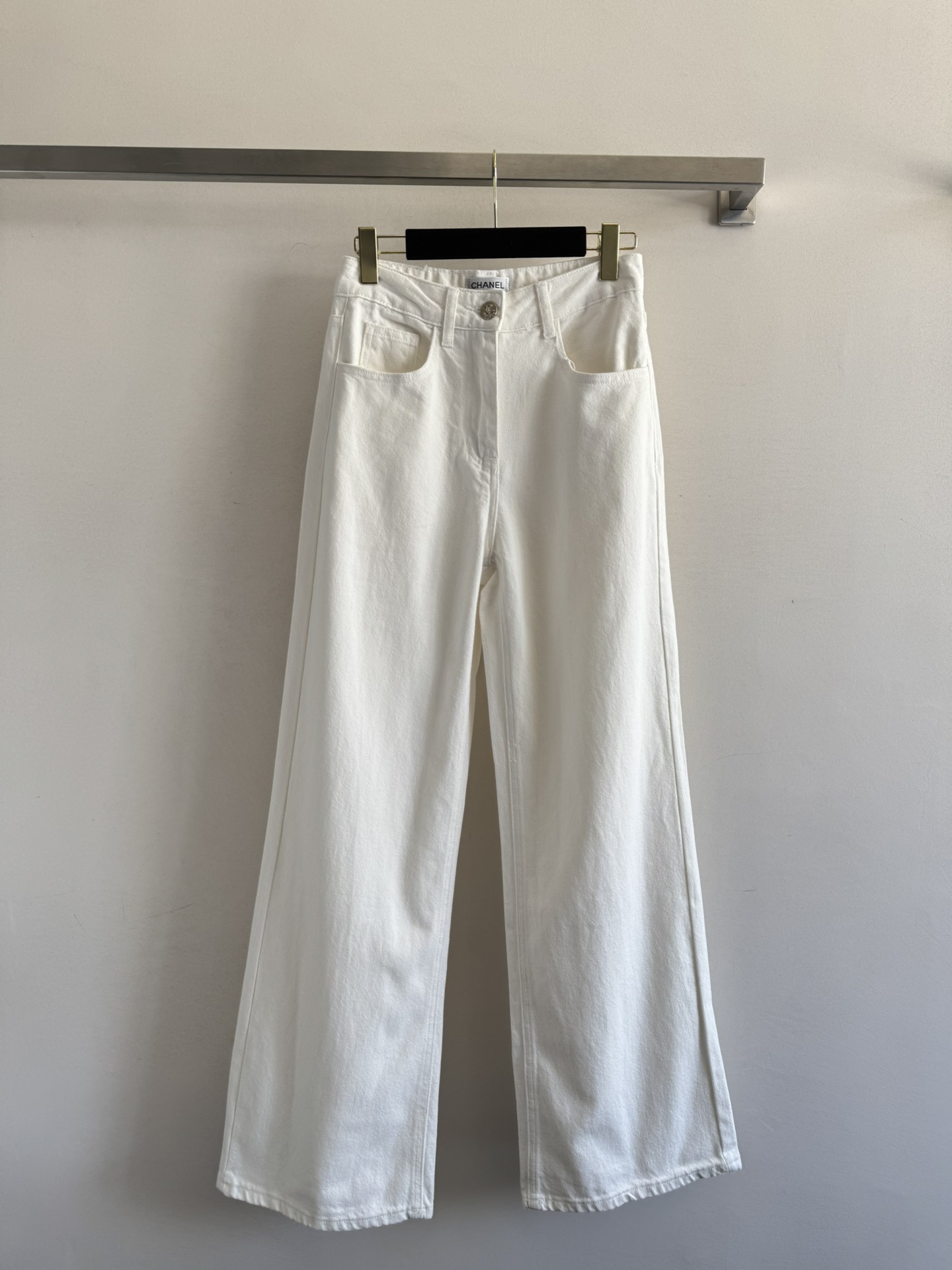 NO:425773,The new CHANE*25SS jeans imported from washing water have excellent comfort, and are crisp and stylish, making the upper body look slim!  The double C pattern embellishment of the rear bag sequins makes it look more design-like, straight-tube style is easy to wear, it looks great when paired with various small tops, which can be casual and cool, fashionable and lazy, SML, chanel, jeans, alexander wang19860909CHANE*25SS新款牛仔裤进口洗水的牛仔面料舒适度超好的,又挺括有型,上身巨显瘦！后袋亮片双C图案点缀使其更显设计感直筒版型好穿好搭配 随意搭配各种小上衣都超好看 可休闲可酷飒 时髦慵懒范尺码 SML,,chanel,jeans,alexander wang,Women's clothing