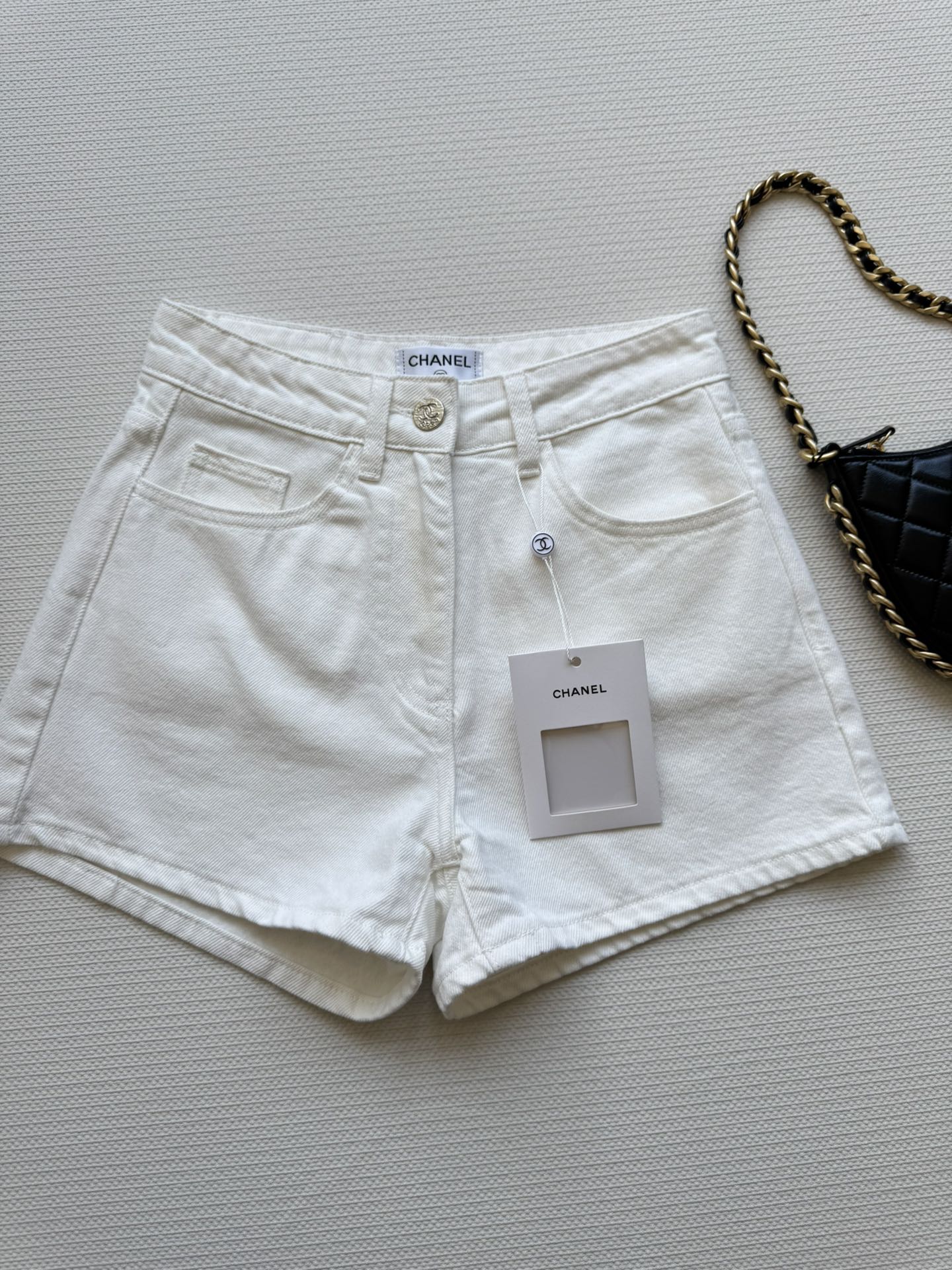 NO:425778,CHANE*25SS new versatile denim shorts imported fabric is crisp and stylish, durable and wear-resistant. The smooth and three-dimensional style is clean and neat. It easily shows the long-legged effect and has a very high recognition logo decoration in the back pocket. It is easy to wear with a T-shirt to create a daily fashion sense!  SML, chanel, shorts, tees, t-shirt, alexander wang19860909CHANE*25SS新款百搭牛仔短裤进口面料挺括有型,耐穿耐磨 流畅立体的版型裁剪干净利落 轻松秀出长腿效果后口袋双C辨识度极高的logo装饰,搭配T恤简单穿出日常时尚感！SML,,chanel,shorts,tees，t-shirt,alexander wang,Women's clothing