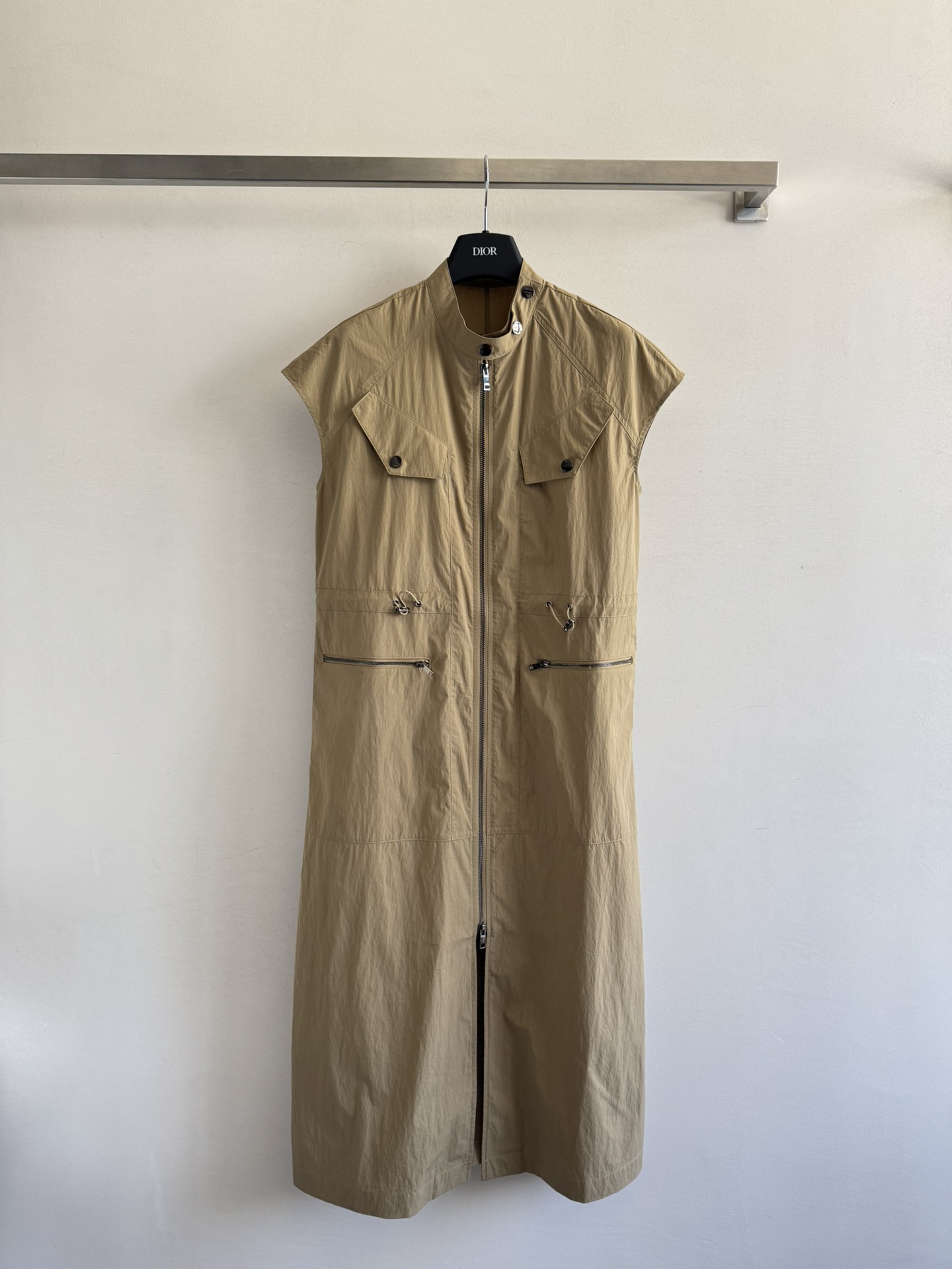 NO:425783,DIO*25SS new zipper work dress, with a button-and-flap fake pocket decoration on the chest, drawstring waist and slimming, and a superior proportion!  The design zipper pocket embellishes, adds layering and is full of design concepts!  Everyday, lazy and casual, without losing the playful and lively girlish atmosphere, retro, fashionable and high-end!  SML, dior, skirts, alexander wang19860909DIO*25SS新款拉链工装连衣裙,胸前纽扣翻盖假口袋装饰,抽绳收腰显瘦显比例优越！设计拉链口袋点缀,增添层次感,满满的设计理念！日常慵懒休闲又不失俏皮灵动少女气息,复古时髦高级！SML,,dior,skirts,alexander wang,Women's clothing