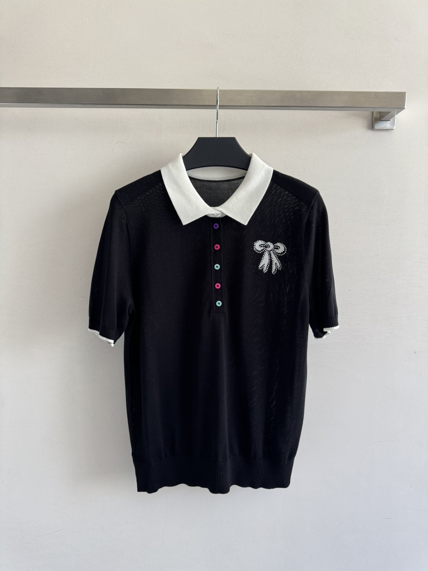 NO:426592,SS new Polo top!  The texture is soft and delicate. The contrasting color of the front shoulder Polo collar is decorated with colorful and exquisite buttons. It instantly reduces age and shows tenderness. The bow on the chest is full of girlishness!  Daily commuting versatile SML, alexander wang19860909SS新款Polo上衣！质感柔软细腻 正肩撞色Polo领 配上彩色精致纽扣装饰 瞬间减龄显嫩胸前蝴蝶结点缀 少女感满满！日常通勤百搭SML,,alexander wang,Women's clothing