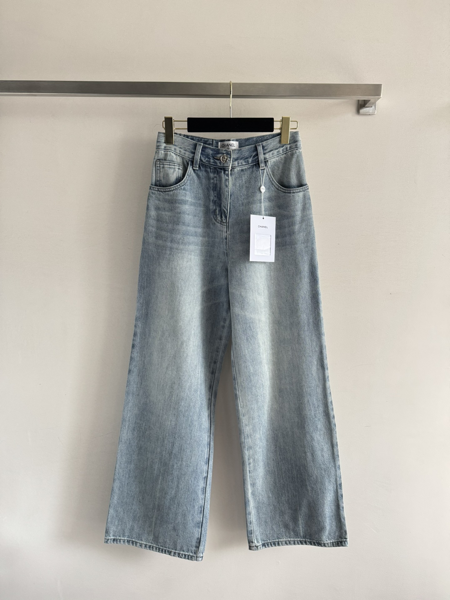 NO:427067,The new CHANE*25SS jeans imported from washing water have excellent comfort, and are crisp and stylish, making the upper body look slim!  The double C pattern embellishment of the rear bag sequins makes it look more design-like, straight-tube style is easy to wear, it looks great when paired with various small tops, which can be casual and cool, fashionable and lazy, SML, chanel, jeans, alexander wang19860909CHANE*25SS新款牛仔裤进口洗水的牛仔面料舒适度超好的,又挺括有型,上身巨显瘦！后袋亮片双C图案点缀使其更显设计感直筒版型好穿好搭配 随意搭配各种小上衣都超好看 可休闲可酷飒 时髦慵懒范尺码 SML,,chanel,jeans,alexander wang,Women's clothing