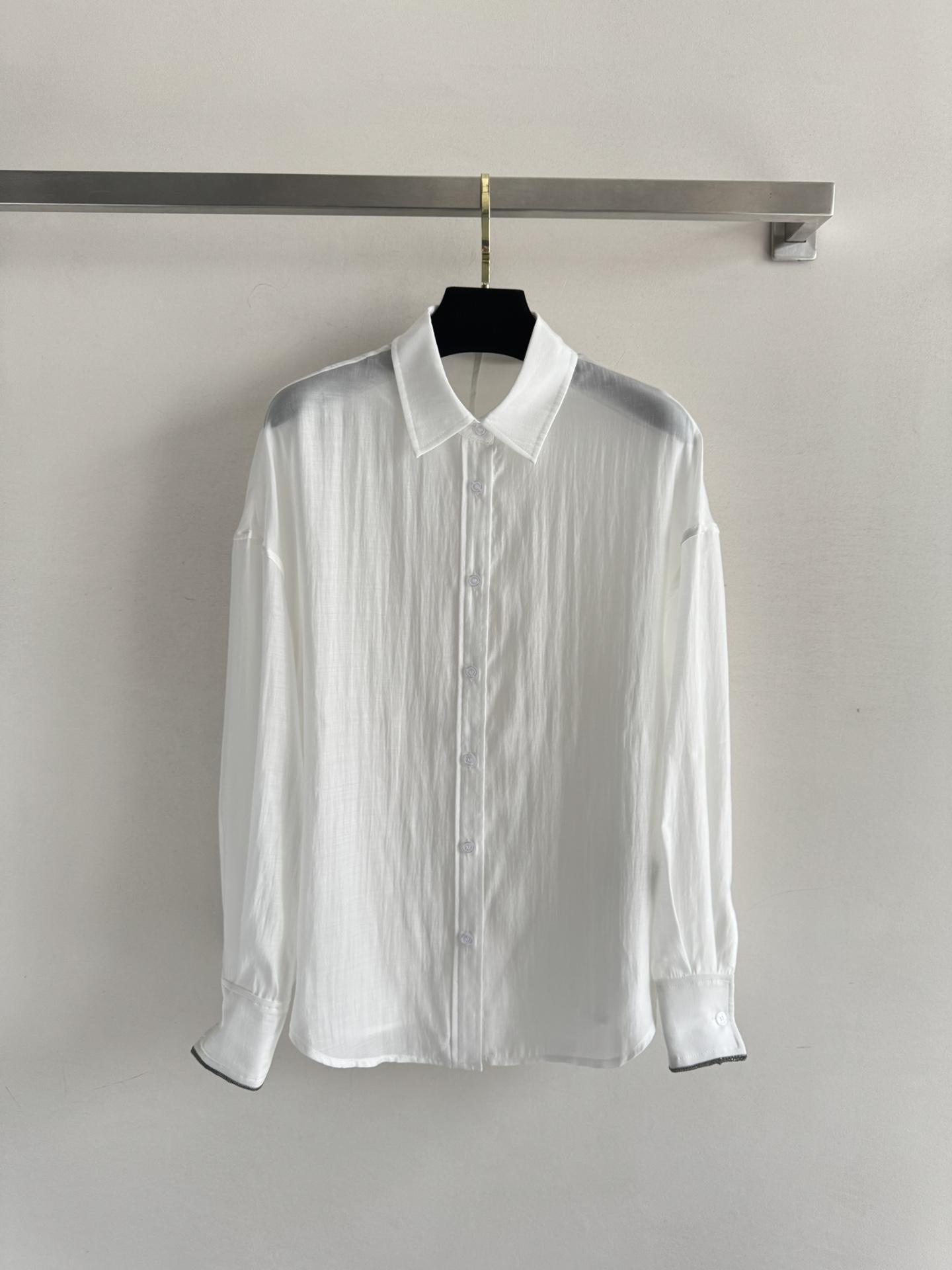 NO:427109,BC25SS new lapel long-sleeved shirt, with a unique design of double-sided cuffs and beads. The summer romantic French shirt is heart-warming. It is exquisite and unique. The favorite of minimalist people exudes a charming charm and adds a bit of elegant temperament. The loose style is not picky about the figure, including 85-day silk-blend fabric. It is very comfortable to wear. Whether it is matched with skirts or pants, it can show a different fashion style!  SML, skirts,shirts,alexander wang19860909BC25SS新款翻领长袖衬衫,双边袖口钉珠独特设计 夏日浪漫令人心动法式衬衫,精巧别致,极简主义者的最爱上身都散发着迷人的韵味,还增添了几分优雅的气质,宽松的版型,不挑身材,含85天丝混纺面料 穿着非常自在舒适,无论是搭配裙子还是裤子,都能展现出不一样的时尚风采！SML,,skirts,shirts,alexander wang,Women's clothing