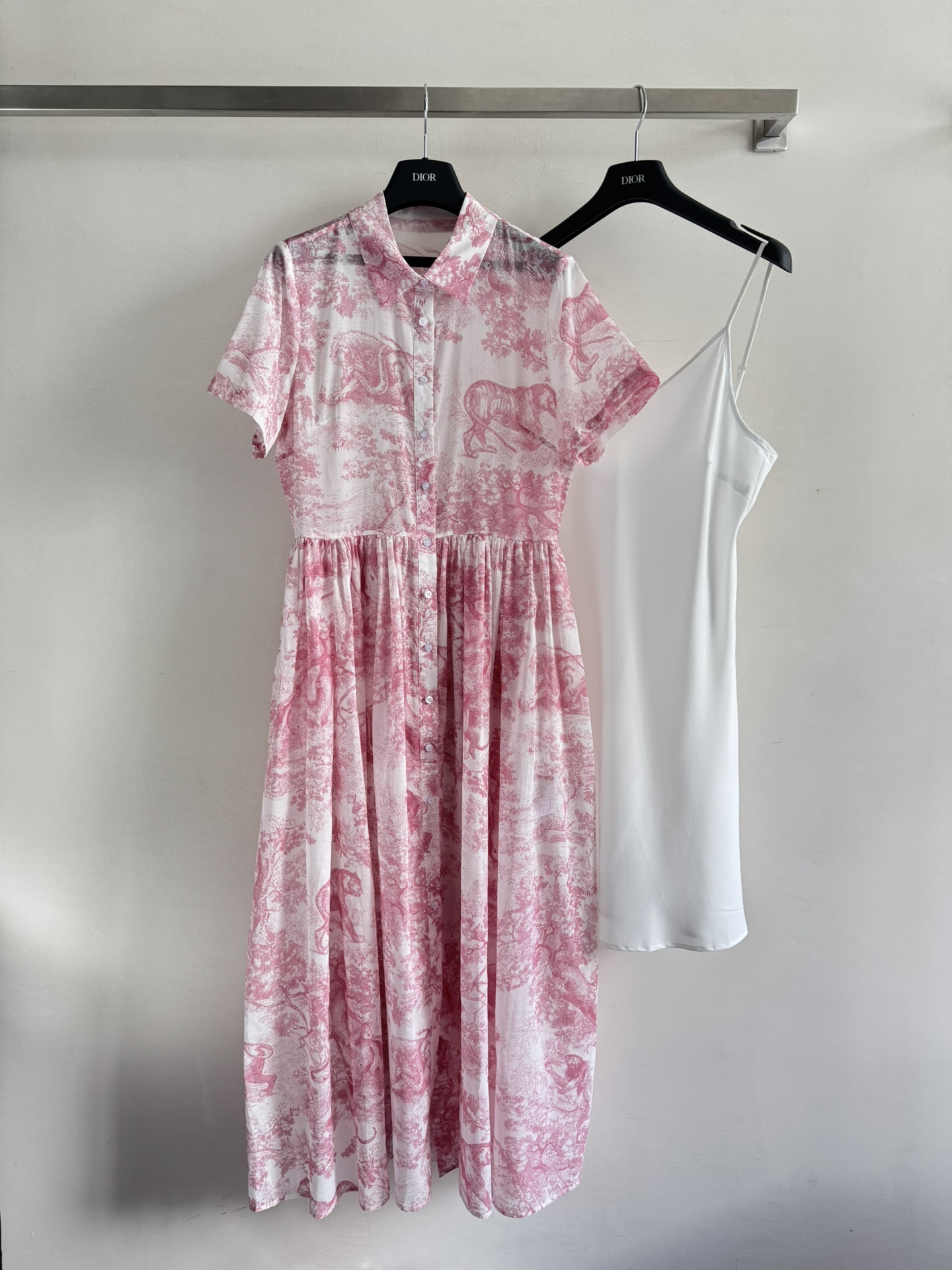 NO:428040,Dio*2025SS The new Juyi print series dress and skirt has a unique and exquisite printing design. The Juyi print series paints the strong collision between animal forest and pink white, which makes the shirt collar design more elegant and romantic and intellectual tone. The color matching is just right, and it will not be too ostentatious, but also shows your unique taste. The style is versatile and not picky. Whether it is a tall figure or a petite MIM, you can easily control it. Wear it, your temperament will instantly improve, exuding a charming French style, which makes you the focus of the crowd. The high-end feeling emitted from the inside out is really irresistible to SML-,,dior, skirts,alexander wang19860909Dio*2025SS 新款茹伊印花系列连衣裙裙子的印花设计独特而精致,茹伊印花系列绘出动物森林与粉白色的强烈碰撞更显意境衬衣领设计自代高级调性 优雅浪漫知性气质 色彩搭配恰到好处,既不会过于张扬,又能展现出你的独特品味 版型百搭不挑人.无论是高挑的身材,还是娇小的MIM,都能轻松驾驭.穿上它,你的气质瞬间提升,散发着迷人的法式风情让你成为人群中的焦点.那种由内而外散发出的高级感,真的是让人无法抗拒SML-,,dior,skirts,alexander wang,Women's clothing