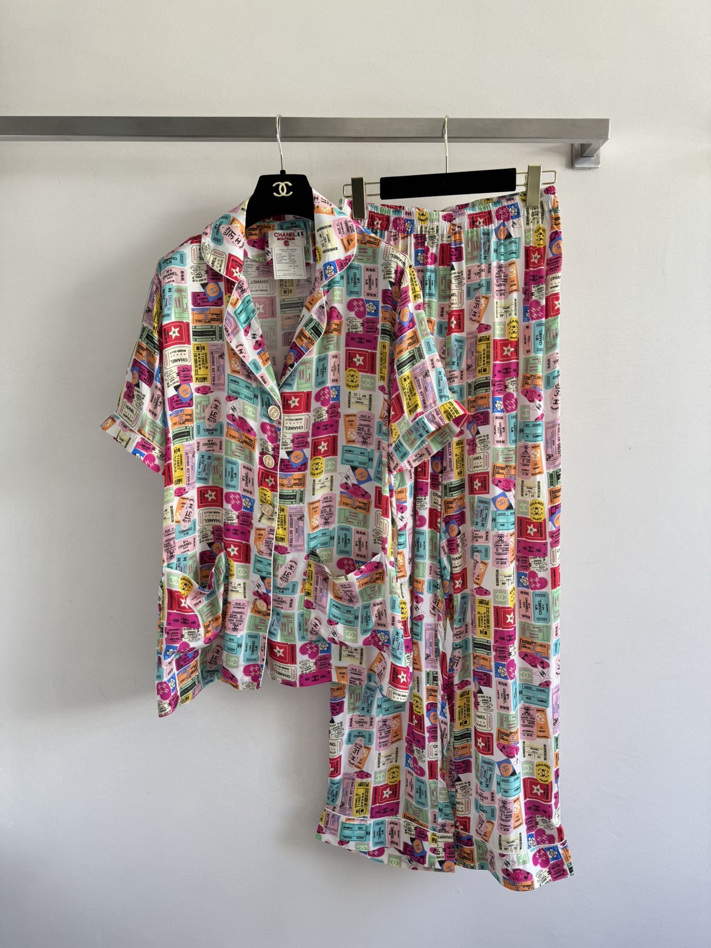 NO:428035,CHANE*25SS new style, shirt and home clothes set, full of printed patterns, full of fashionable feeling, loose and large shirt, excellent comfort, paired with elastic waist trousers, a set of upper body is very refreshing and comfortable, leisurely and comfortable!  SML, chanel,shirts,alexander wang19860909CHANE*25SS新款 衬衫家居服套装,布满印花图案设计 时髦感十足 衬衫宽松大版型 舒适度极好 搭配松紧腰长裤 一套上身非常清爽舒服,悠闲自在！SML,,chanel,shirts,alexander wang,Women's clothing