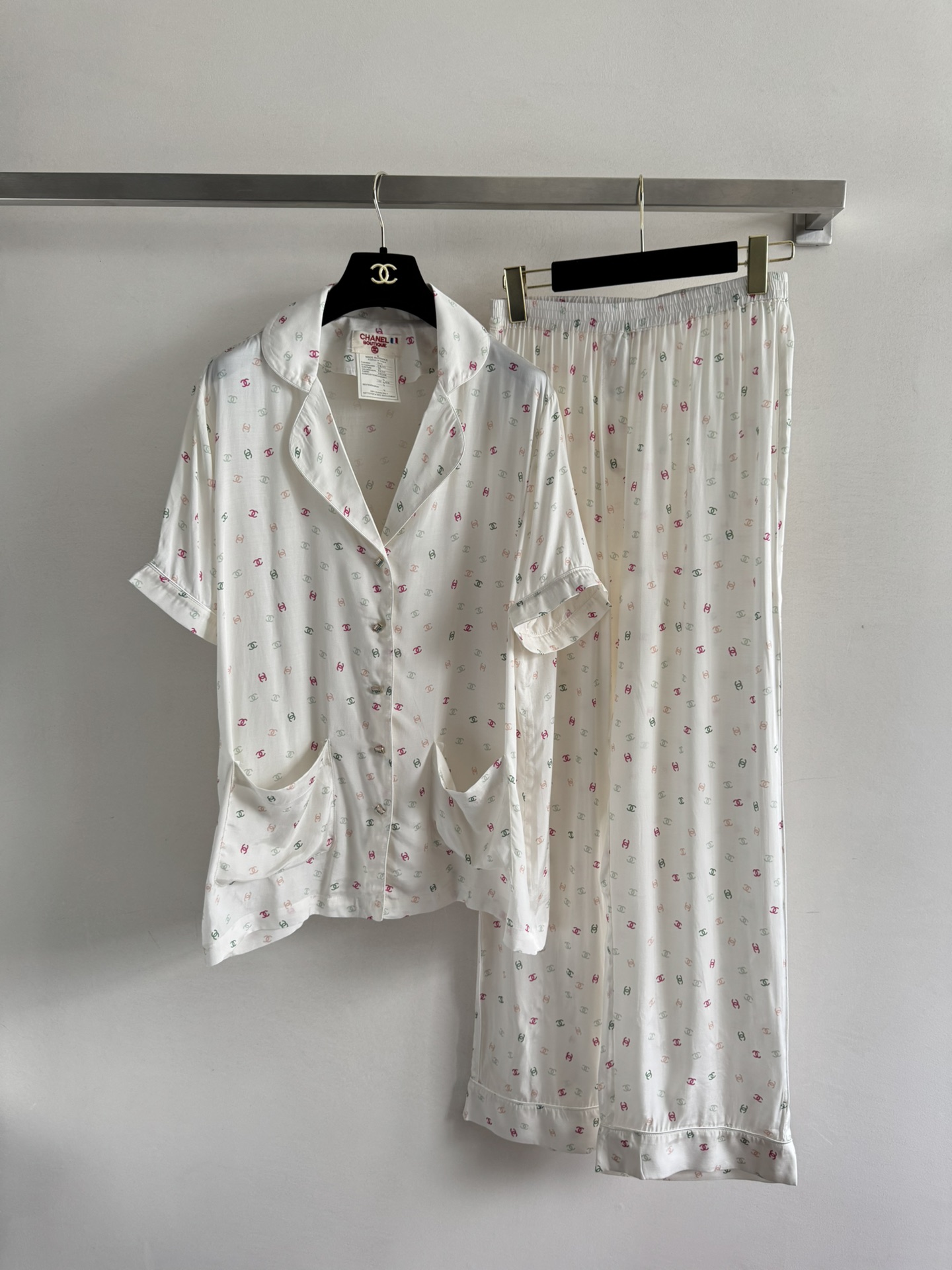 NO:428031,CHANE*25SS new style, shirt and home clothes set, full of colorful double C print design, full of exquisiteness, loose and large shirt, excellent comfort, paired with elastic waist trousers, a set of upper body is very refreshing and comfortable, leisurely and comfortable!  SML, chanel,shirts,alexander wang19860909CHANE*25SS新款 衬衫家居服套装,布满彩色双C印花设计 精致感十足 衬衫宽松大版型 舒适度极好 搭配松紧腰长裤 一套上身非常清爽舒适 悠闲自在！SML,,chanel,shirts,alexander wang,Women's clothing