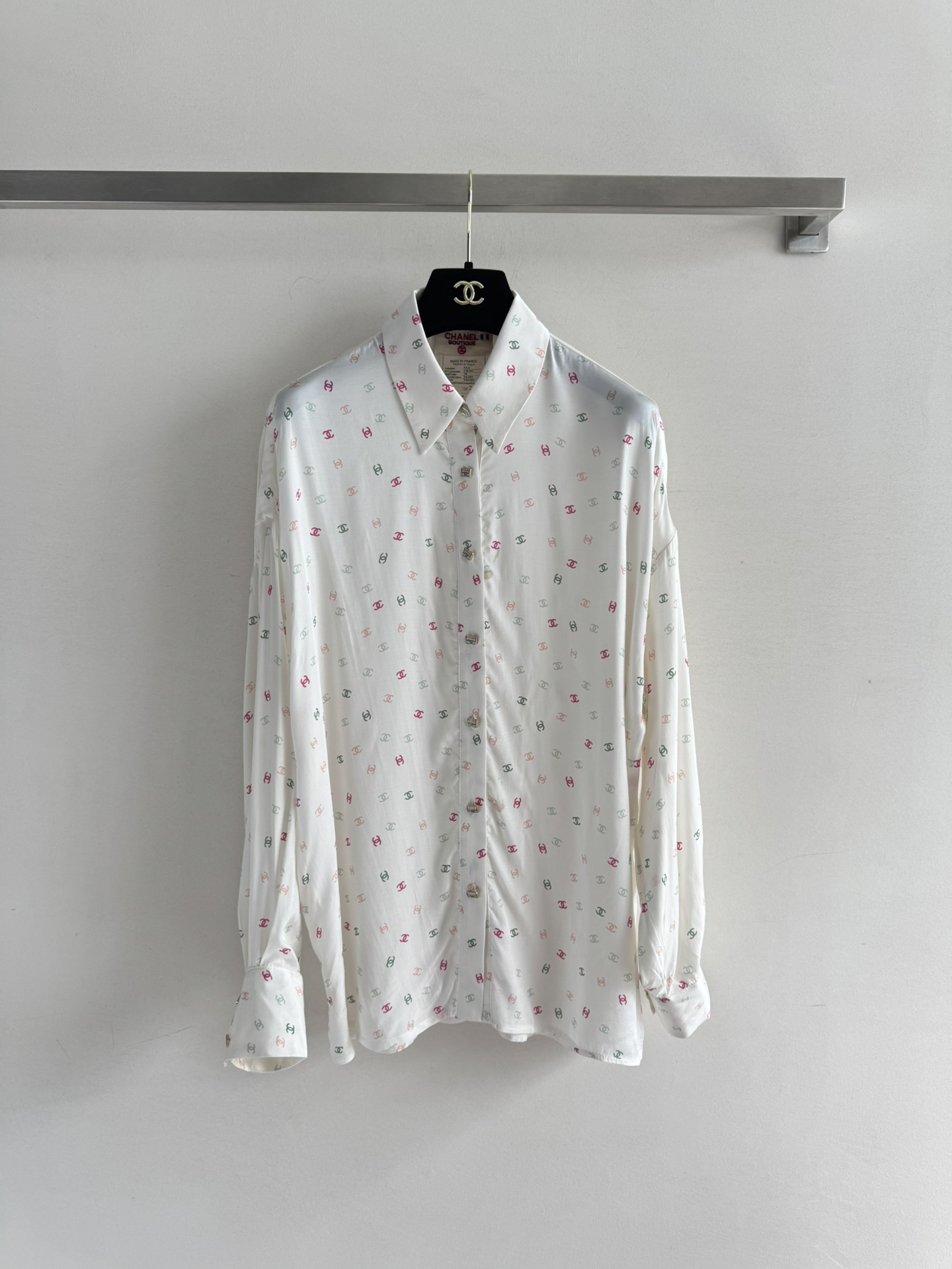 NO:428027,CHANE*25SS new style, long-sleeved lapel shirt, covered with colorful double C print design, matched with exquisite buttons, exquisite and eye-catching loose style, excellent comfort, fresh and sweet summer outfit!  SML, chanel,shirts,alexander wang19860909CHANE*25SS新款 翻领长袖衬衫 布满彩色双C印花设计 搭配精致纽扣点缀 精致又吸睛宽松版型 舒适度极好 夏日穿搭清新甜美！SML,,chanel,shirts,alexander wang,Women's clothing