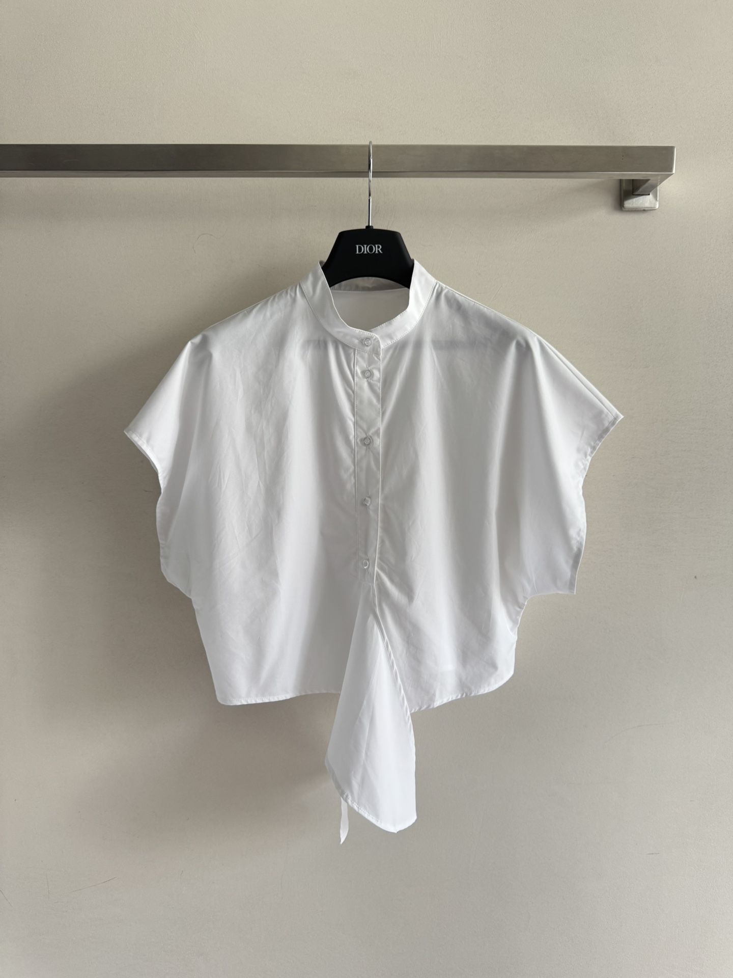 NO:428028,Dio*25SS new Ruyi printed flying sleeves ultra-short shirt is made of pure cotton. It is quite wide and textured. The style design of this shirt is super friendly, and the short style of the shoulders is not picky. The design of the temperament pleated strap is really the finishing touch!  It not only highlights the waist's body binding effect, but also enhances the overall style. You are the fashionable girl who can attract countless eyes when walking on the street!  Paired with a pair of high-waisted pants or skirts, you can easily create an elegant and personal outfit. It is simply the perfect choice for vacation SML-, dior, skirts, shirts, alexander wang19860909Dio*25SS新款茹伊印花飞袖超短衬衫纯棉材质 挺阔有质感这款衬衫的版型设计超级友好,落肩短款不挑人 ,气质褶式绑带的设计,真的是点睛之笔！它不仅能够突显腰部的束身效果,还能提升整体的格调穿上它,你就是那个走在街上都能吸引无数目光的时髦精！搭配一条高腰裤或者半身裙,就能轻松打造出优雅又不失个性的穿搭.简直就是度假的完美选择SML-,,dior,skirts,shirts,alexander wang,Women's clothing