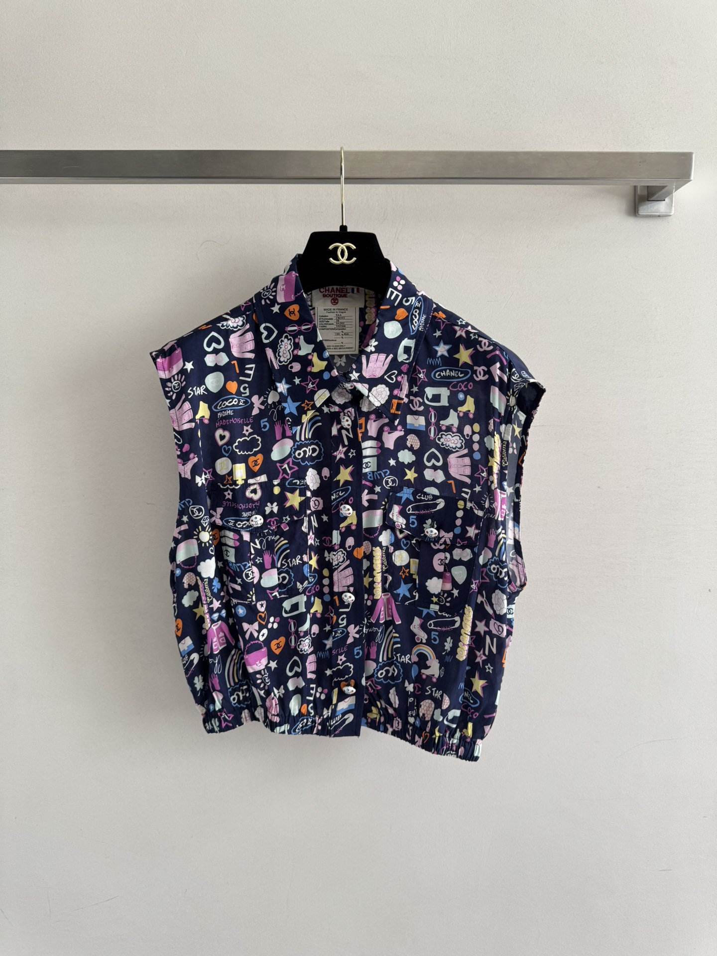 NO:428039,CHANE*25SS new style, sleeveless lapel printed shirt, double pocket decoration on chest, the whole piece of clothing is covered with colorful pattern prints, rich layering!  The upper body is fashionable and lazy, showing unique personality!  The elastic and elastic design of the hem adds a unique and elegant look and feels full of fashion!  SML, chanel,shirts,alexander wang19860909CHANE*25SS新款 无袖翻领印花衬衫 胸前双口袋装饰 整件衣服布满彩色图案印花 丰富层次感！上身时髦又显慵懒 展现独特个性！下摆弹力松紧设计 增添造型别致大气 满满的时尚感！SML,,chanel,shirts,alexander wang,Women's clothing