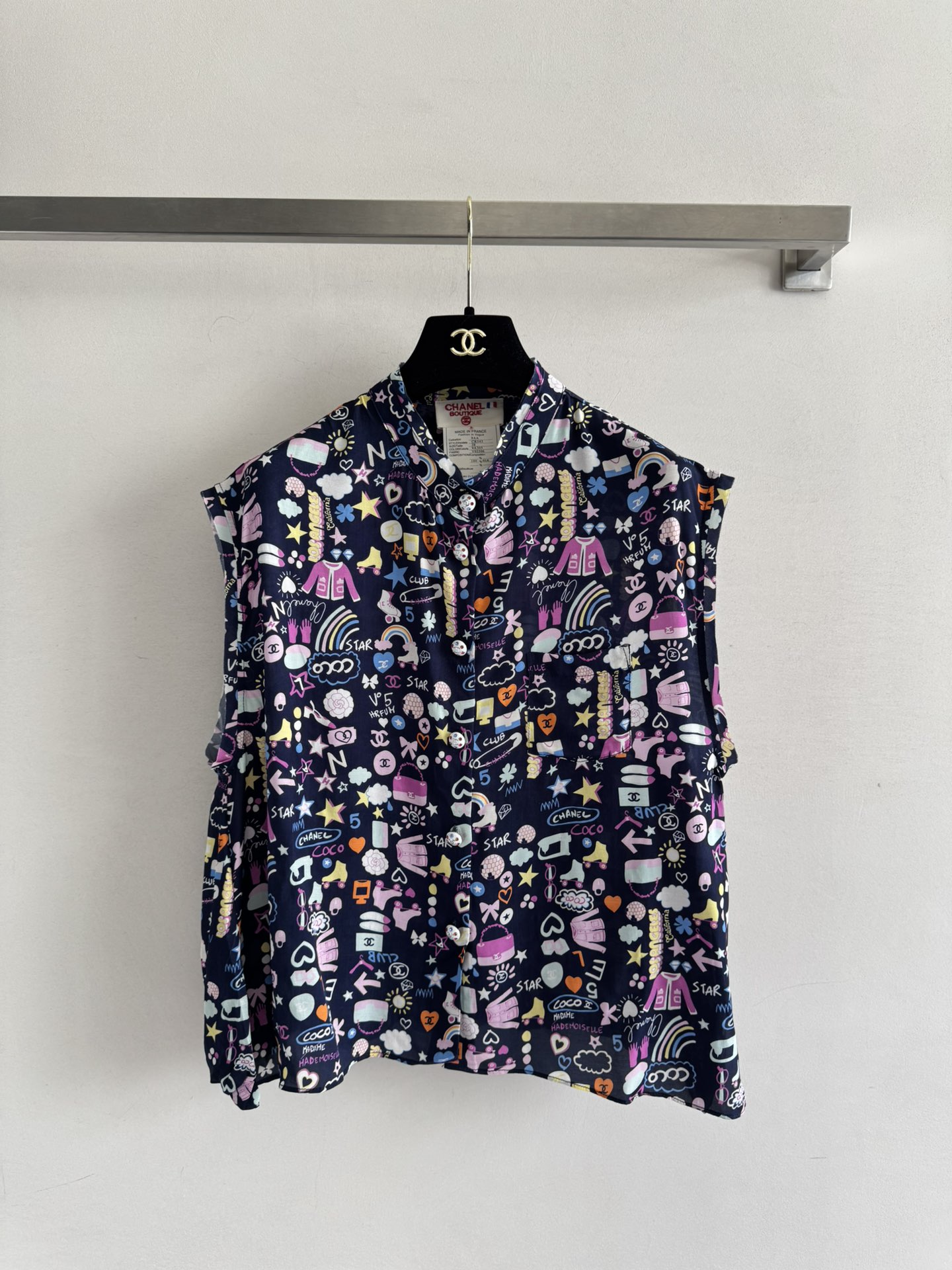 NO:428043,CHANE*25SS new style, sleeveless stand-alone collar printed shirt, single row of exquisite buttons, paired with small pockets on the chest, the whole piece of clothing is covered with colorful pattern prints, rich layering!  The upper body is fashionable and lazy, showing unique personality, while adding a unique look and a full sense of fashion!  SML, chanel,shirts,alexander wang19860909CHANE*25SS新款 无袖立领印花衬衫 单排精致纽扣点缀 搭配胸前小口袋装饰 整件衣服布满彩色图案印花 丰富层次感！上身时髦又显慵懒 展现独特个性 同时增添造型别致大气 满满的时尚感！SML,,chanel,shirts,alexander wang,Women's clothing