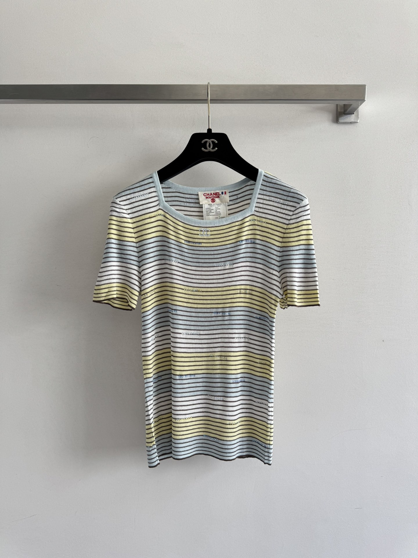 NO:428047,CHANE*25SS new striped short-sleeved sweater, colorful diamond embellishment decoration, versatile temperament with a little age-reducing feeling, square collar close-fitting style, good elasticity, soft and comfortable fabric, easy to match with SML, chanel, T-shirt, alexander wang19860909CHANE*25SS新款条纹短袖针织衫,彩色烫钻点缀装饰 百搭气质带点减龄感 方领贴身版型 弹力较好面料柔软舒适,日常通勤好搭配SML,,chanel,T-shirt,alexander wang,Women's clothing