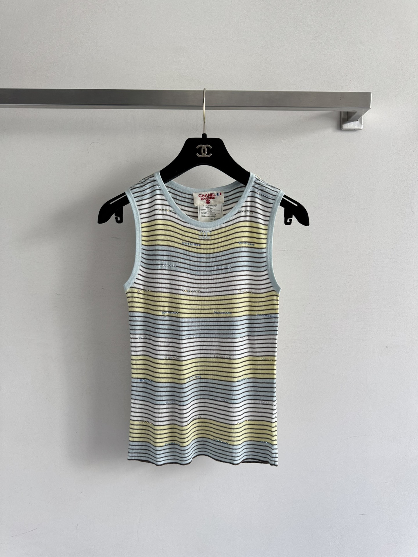 NO:428049,CHANE*25SS new striped knitted vest, colorful diamond embellishment decoration, versatile temperament with a little age-reducing feeling, round neck close-fitting style, better elastic fabric, soft and comfortable, easy to match with SML, chanel, alexander wang19860909CHANE*25SS新款条纹针织背心,彩色烫钻点缀装饰 百搭气质带点减龄感 圆领贴身版型 弹力较好面料柔软舒适,日常通勤好搭配SML,,chanel,alexander wang,Women's clothing