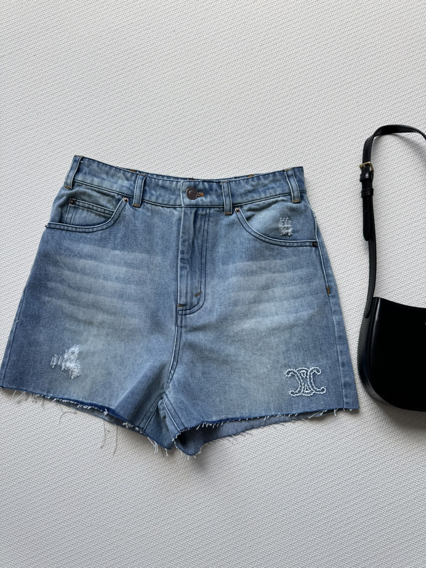 NO:428016,CELIN*25SS new Arc de Triomphe logo denim shorts heavy craftsmanship washing fabric is soft and comfortable, delicate, and the upper body is cut perfectly to fit the body, showing a smooth sense of line, and cleverly modifying the body proportions. The side logo embroidery embroidery is exquisite and luxurious, everyday commuting and versatile, easy to control!  SML, celine, shorts, alexander wang19860909CELIN*25SS新款 凯旋门logo牛仔短裤重工艺洗水面料柔软舒适 触感细腻 上身毫无束缚感剪裁完美贴合身形,既展现了流畅的线条感,又巧妙地修饰了身材比例 侧面logo刺绣点缀 精致奢华日常通勤百搭 轻松驾驭！SML,,celine,shorts,alexander wang,Women's clothing