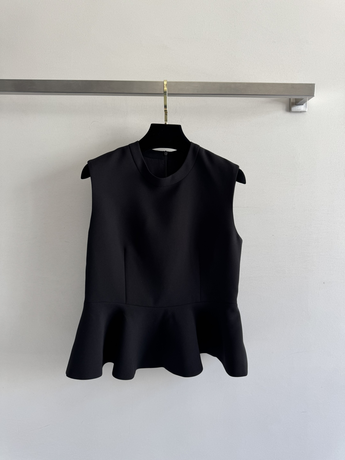 NO:428024,The new 25SS sleeveless round neck top acetic acid-blend fabric is soft and comfortable, smooth and smooth, the fitting style is not picky, the smooth lines fit the body, the high waist design is very good to optimize the body proportions, the A-shaped folds on the hem are particularly concealed, the rear middle hidden design is easy to put on and take off, easily creating a sweet and elegant look SML-,,alexander wang19860909新款25SS无袖圆领上衣醋酸混纺面料材质柔软舒适 平顺光滑 合身版型不挑人 流畅的线条贴合身形高腰设计很好的优化身材比例 下摆A字褶皱特别遮肉 后中隐拉设计方便穿脱,轻松打造甜美又不失优雅的造型SML-,,alexander wang,Women's clothing