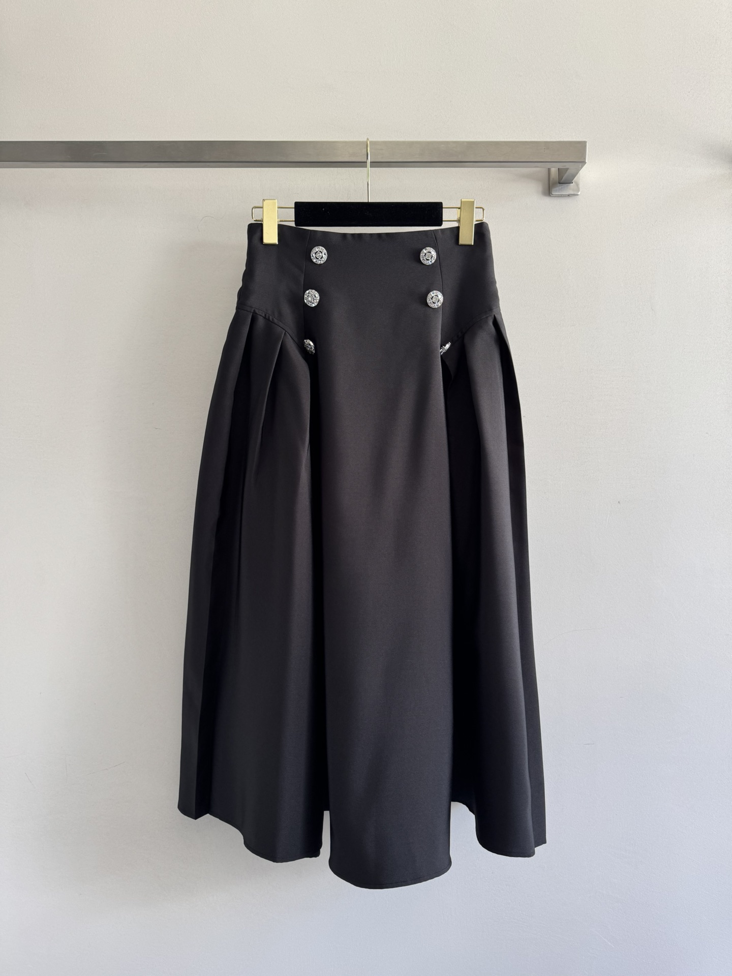 NO:428020,25SS new style pleated skirt, high waist design and pleated tailoring, double-sided pleated large umbrella skirt creates a large A-style, full layering, showing elegant and age-reducing temperament and fashionable. The upper body has its own aura!  Simple and generous SML, skirts, alexander wang1986090925SS新款 束腰褶皱半身裙 高腰设计与压褶剪裁完美结合,双侧压褶量感大摆伞裙 营造大A版型 层次感饱满 尽显优雅减龄气质也不失时尚感 上身自带气场！简洁大方SML,,skirts,alexander wang,Women's clothing