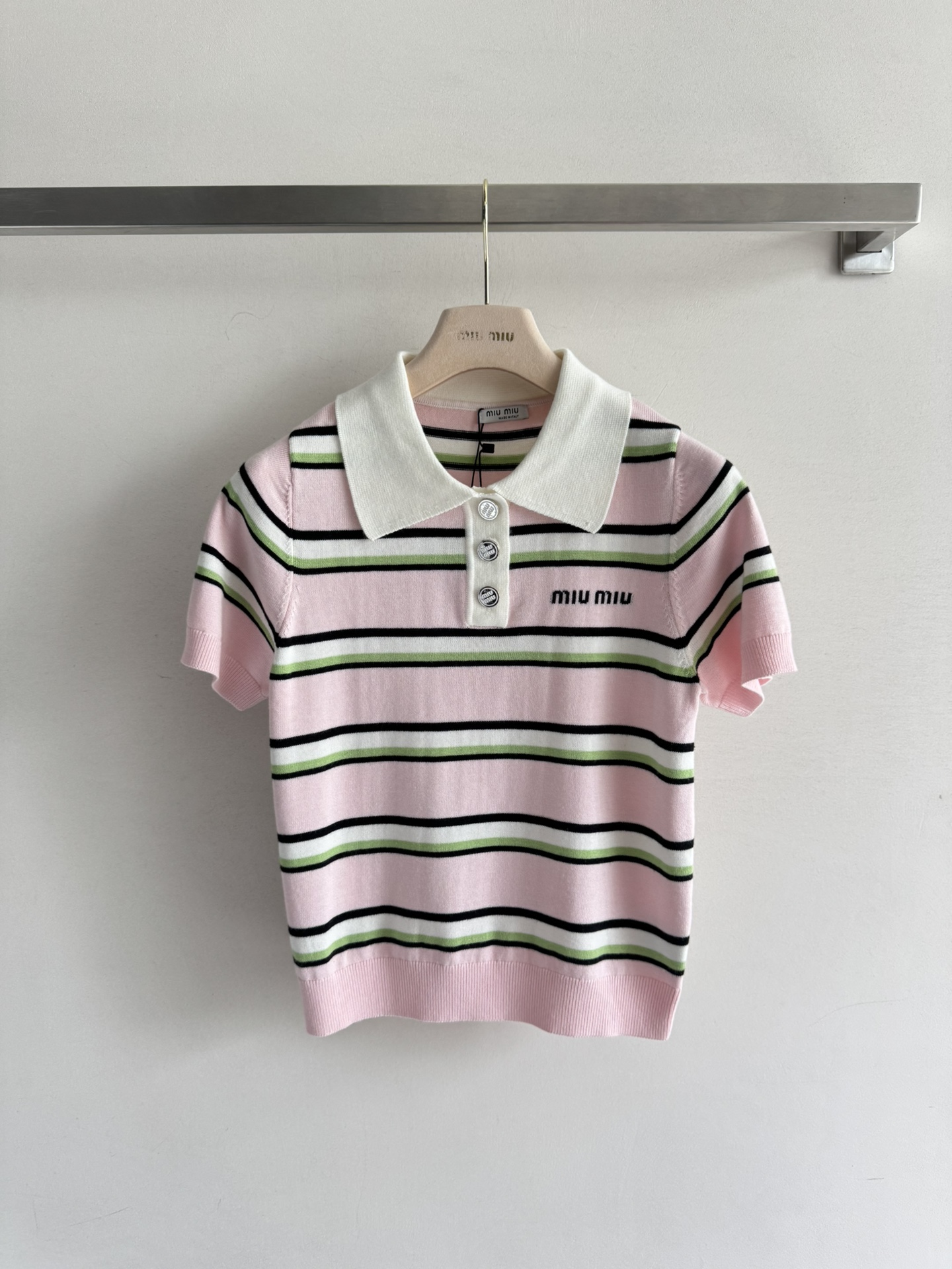 NO:428748,MiuMi*25SS new striped short-sleeved polo shirt, luxurious embroidery on the chest with simple logos that are personalized and fashionable enough, and the regular style is not picky!  Contrasting color stripes are never out of date, and you can control your age-reducing college style and fatness!  Three-color SML, miumiu, T-shirt, alexander wang19860909MiuMi*25SS新款 条纹短袖polo衫,胸前字母刺绣奢华点缀简单的LOGO就足够个性时尚,常规版型不挑人！撞色条纹永不过时 减龄学院风胖瘦均可驾驭！三色SML,,miumiu,T-shirt,alexander wang,Women's clothing