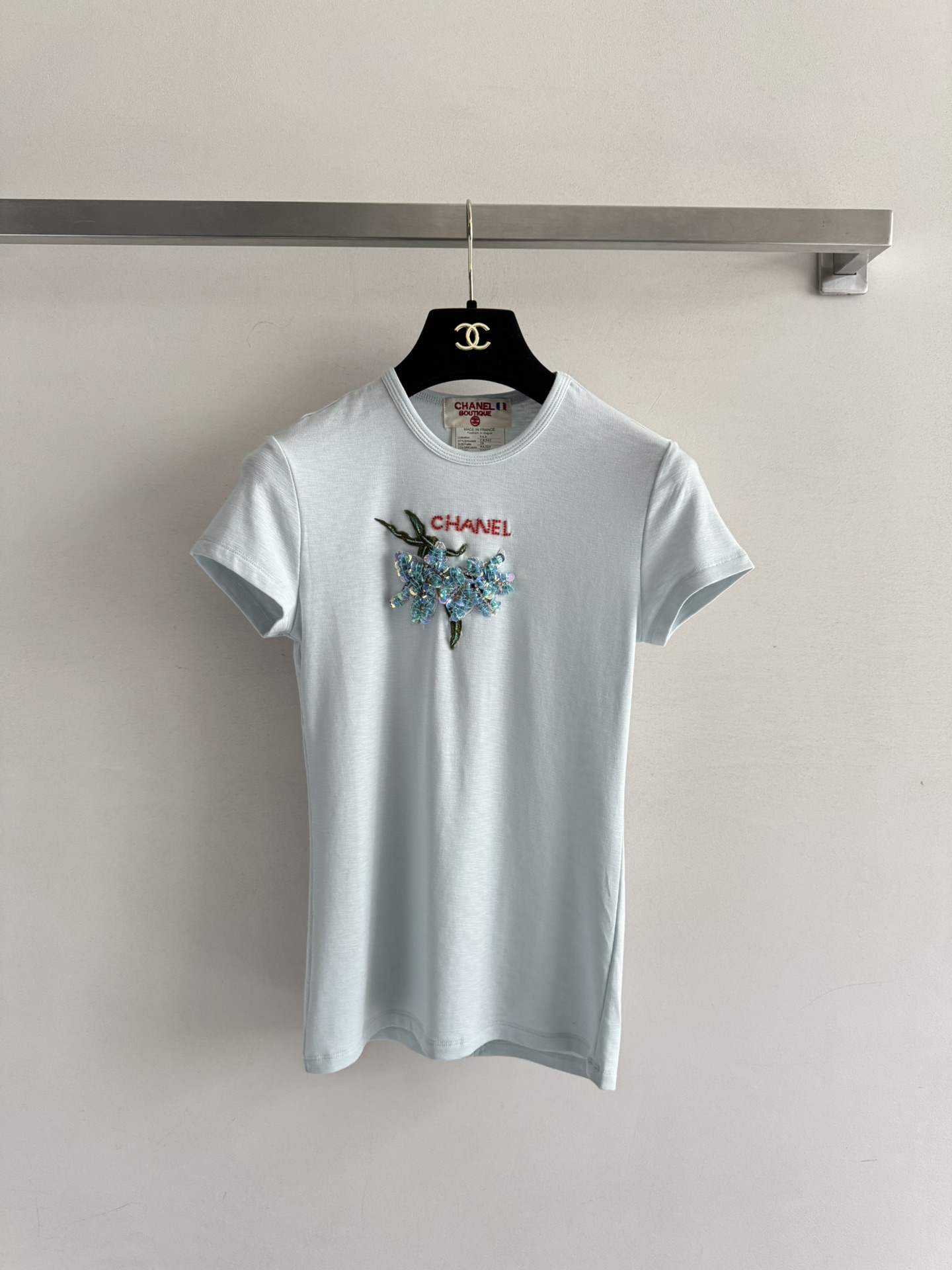 NO:428760,CHANE*25SS new style, medium-old style heavy industry beaded short-sleeved sweater, embellished with flower beads, which is very healing and gentle with the color system!  Details and design are full of retro and elegant, and elegant temperament!  SML, chanel, T-shirt, alexander wang19860909CHANE*25SS新款 中古风重工绣珠短袖针织衫,采用花朵绣珠工艺点缀 与色系非常治愈显温柔！细节与设计感满满复古优雅,气质大方！SML,,chanel,T-shirt,alexander wang,Women's clothing