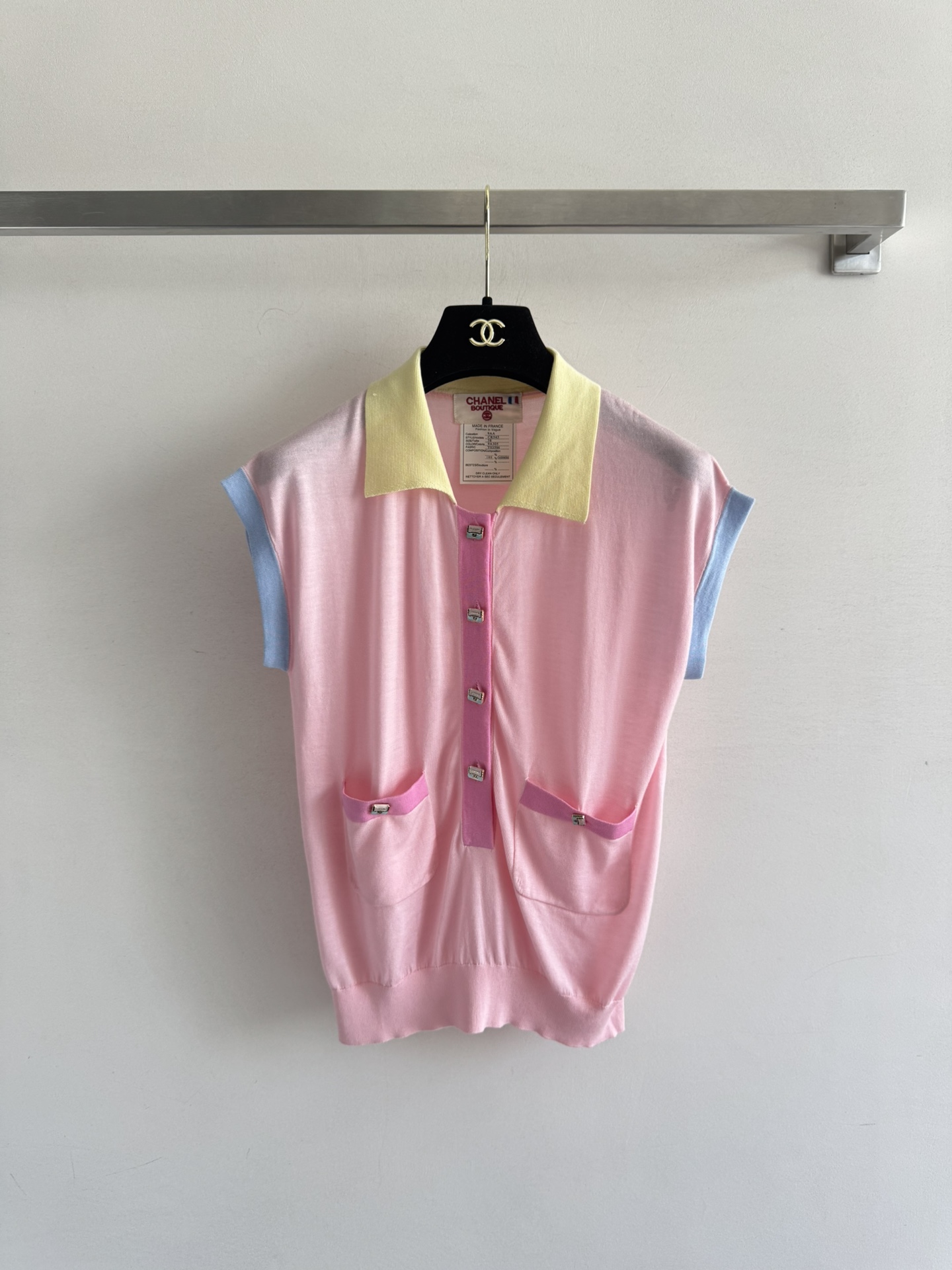 NO:428756,CHANE*25SS new style knitted polo shirt with lapel and cuff contrast color design refreshing and age-reducing, regular style, classic double pocket decoration, exquisite button embellishment, more eye-catching and small temperament SML, chanel, alexander wang19860909CHANE*25SS中古风新款针织polo衫 翻领与袖口撞色设计清爽减龄,常规版型,经典双口袋装饰 搭配精致纽扣点缀 更吸睛显小巧气质SML,,chanel,alexander wang,Women's clothing