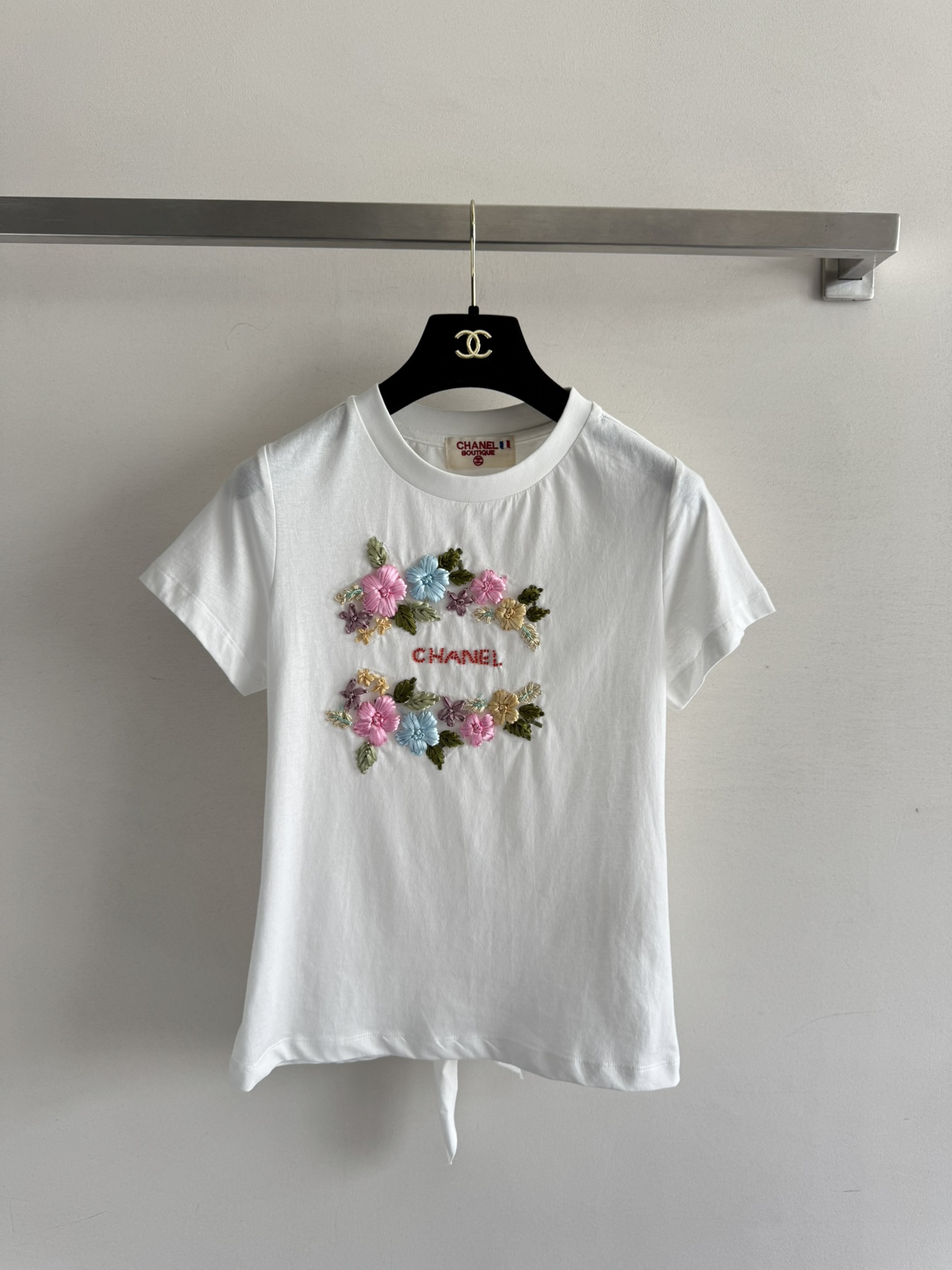 NO:428764,CHANE*25SS new style, medium-old heavy industry embroidered short-sleeved sweater, designed and embellished with colorful embroidery technology, superior and gentle!  Details and design are full of retro temperament and generous!  SML, chanel, T-shirt, alexander wang19860909CHANE*25SS新款 中古风重工绣花短袖针织衫,采用彩色绣花工艺设计点缀 优越显温柔！细节与设计感满满复古气质大方！SML,,chanel,T-shirt,alexander wang,Women's clothing