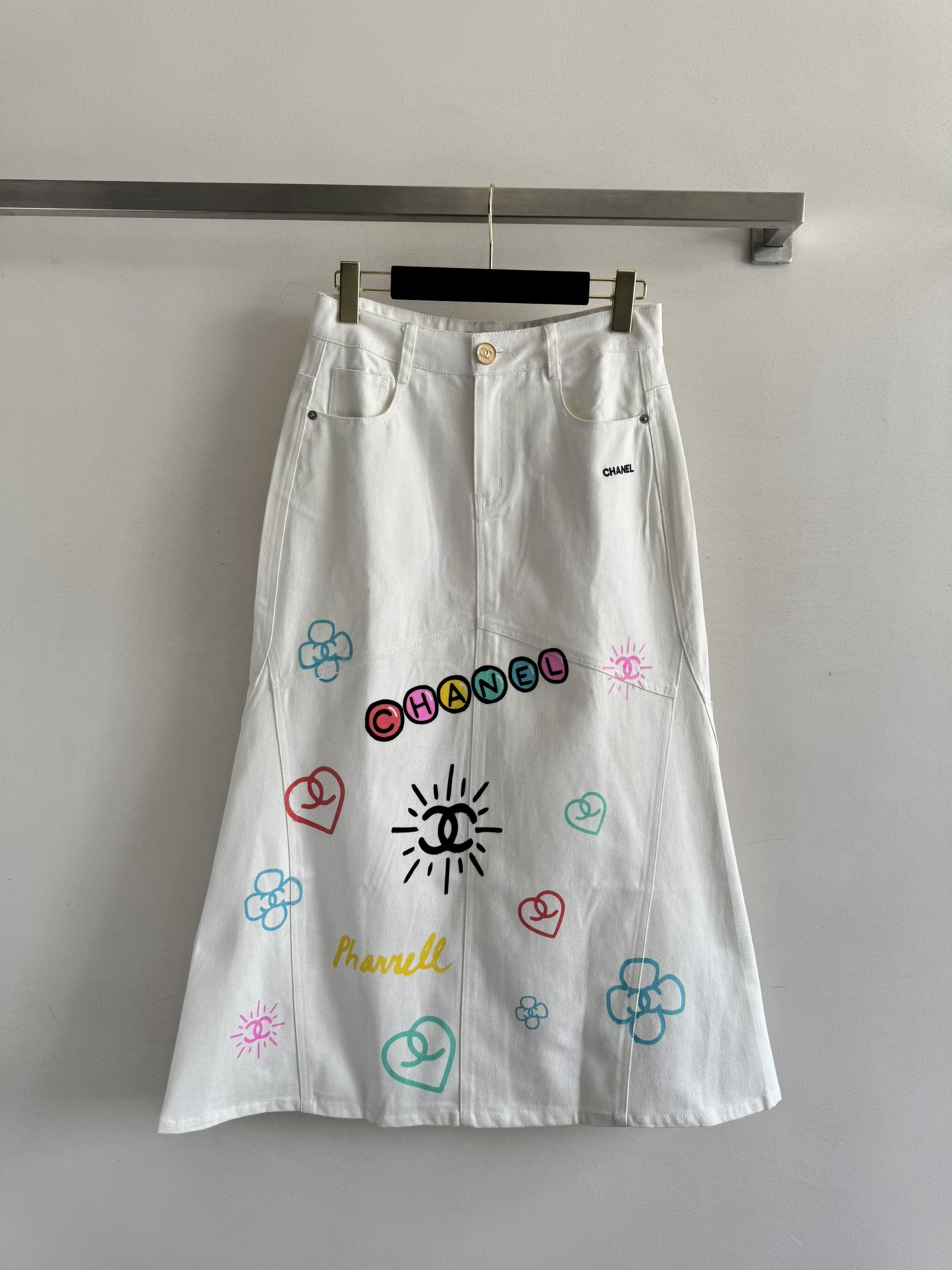 NO:428725,CHANE*25SS new style, graffiti printed denim skirt retro fishtail skirt design, custom fabric texture is very good, the upper body is versatile and fashionable, age-reducing exquisite, wear is simply a young girlish atmosphere, highly recommended SML, chanel, skirts, alexander wang19860909CHANE*25SS新款 涂鸦印花牛仔半身裙复古鱼尾裙摆设计 定制面料质感很好 上身百搭显时髦感十足 减龄精致 穿上简直是青春少女的气息 超推荐SML,,chanel,skirts,alexander wang,Women's clothing